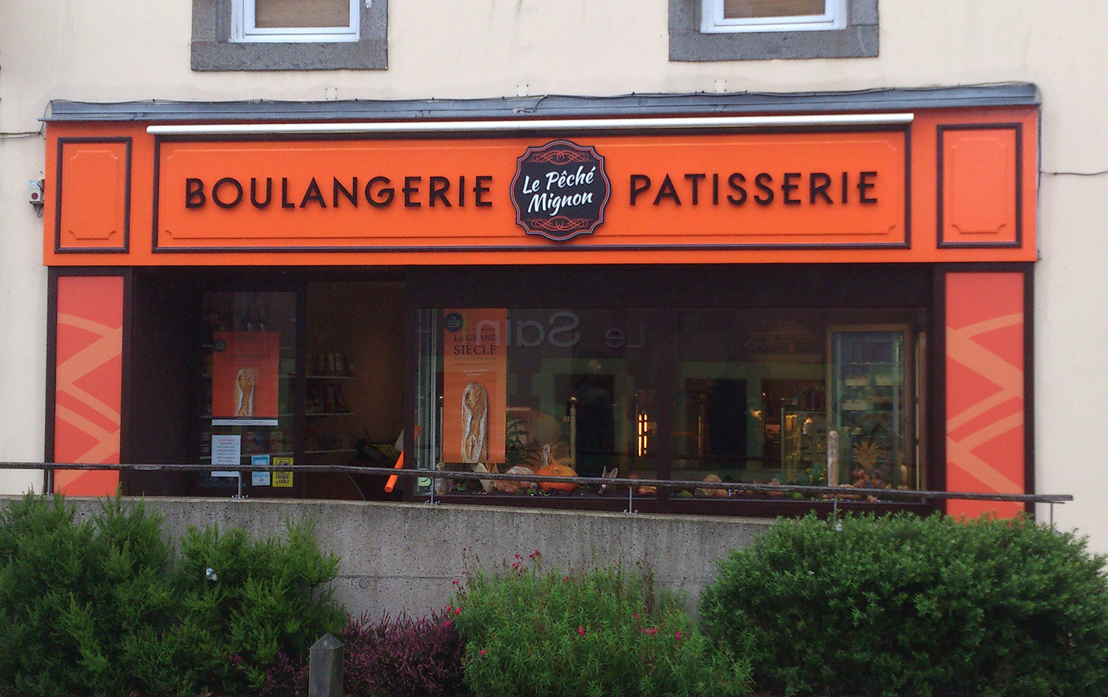 Lettres découpées + décor adhésif sur les montants