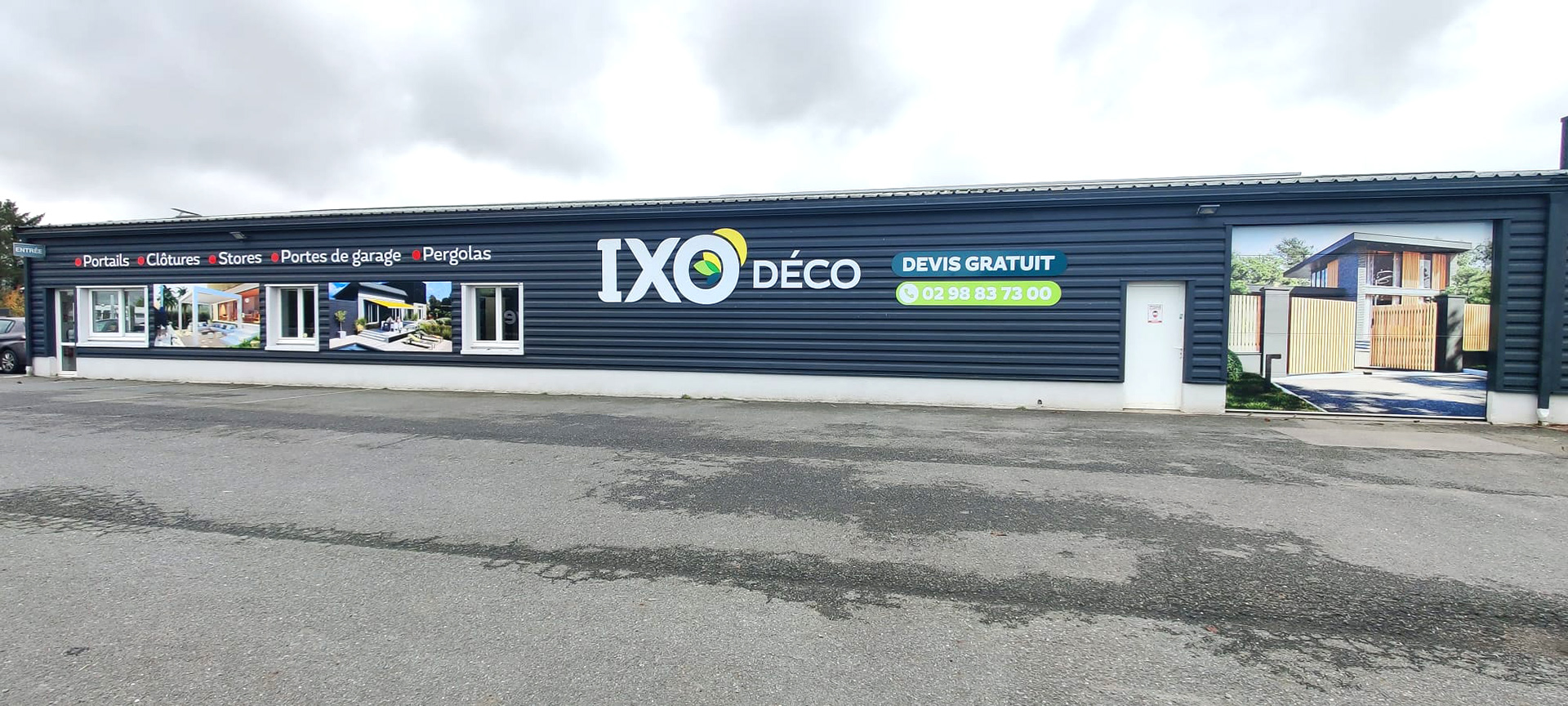 Lettres découpées + panneau + décor sur porte de garage