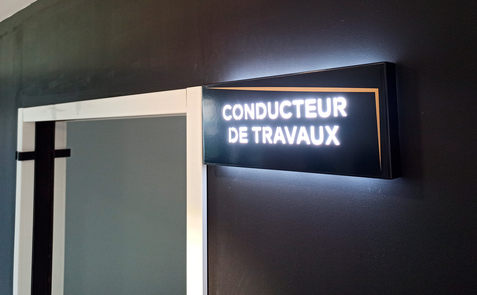 Caisson avec lettres lumineuses