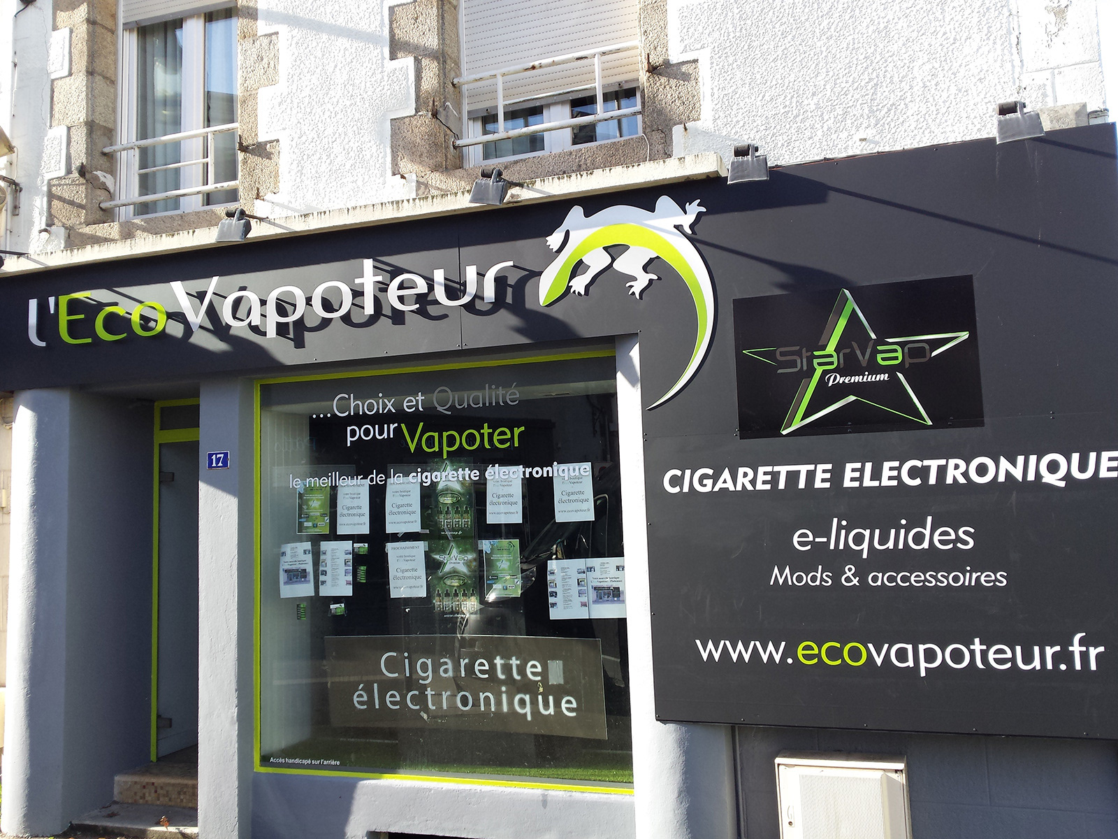 Lettres découpées + textes adhésif + vitrophanies