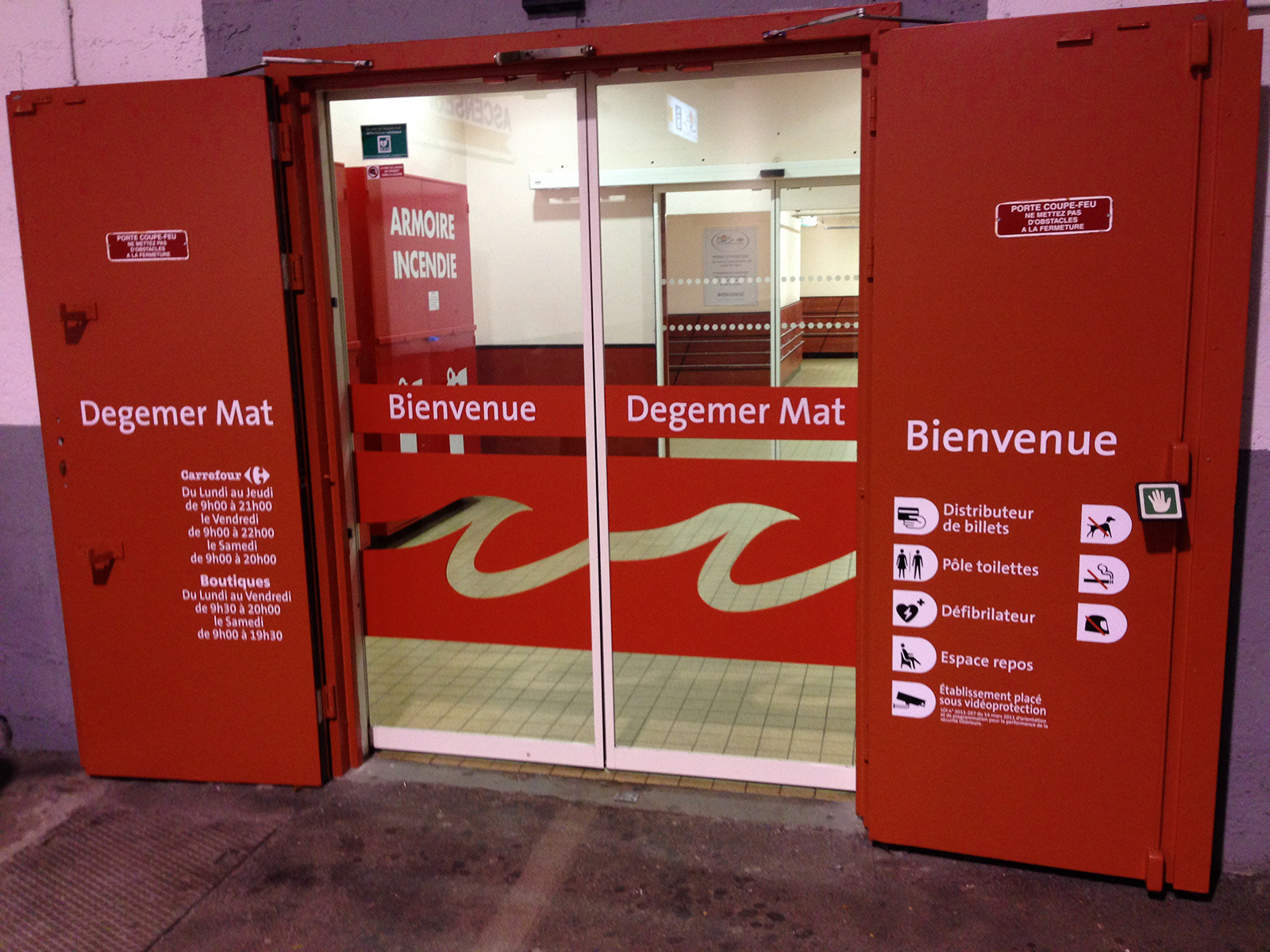 Marquage adhésif sur portes et vitres