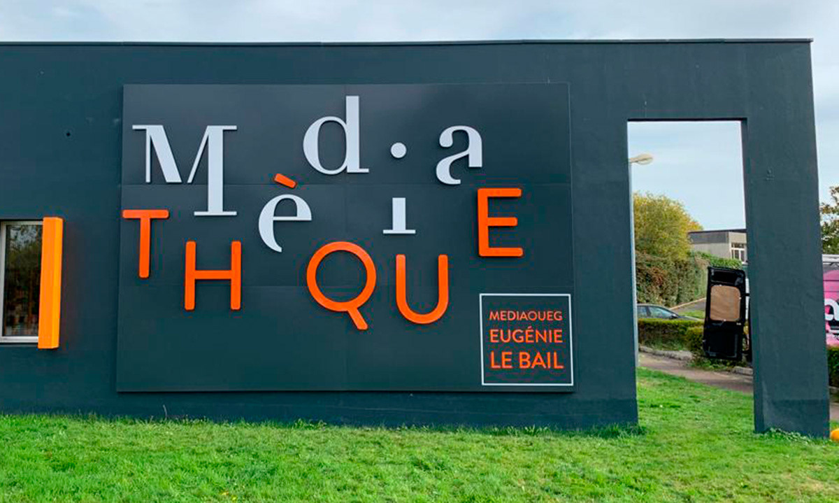 Caisson + lettres découpées