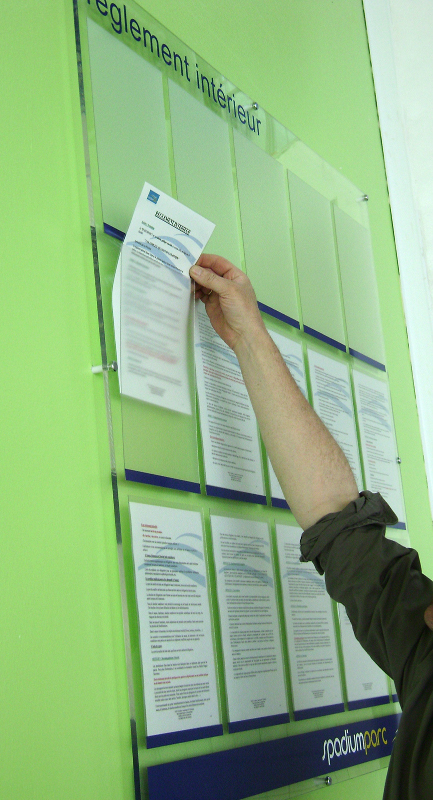 Panneau en plexiglas avec portefeuilles