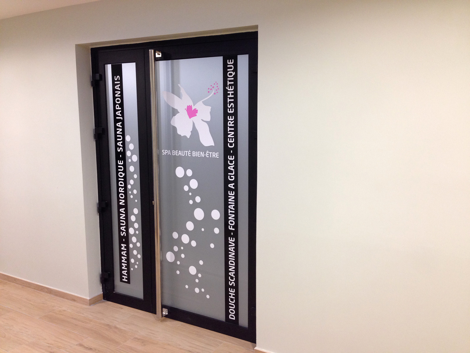 Marquage adhésif sur vitres