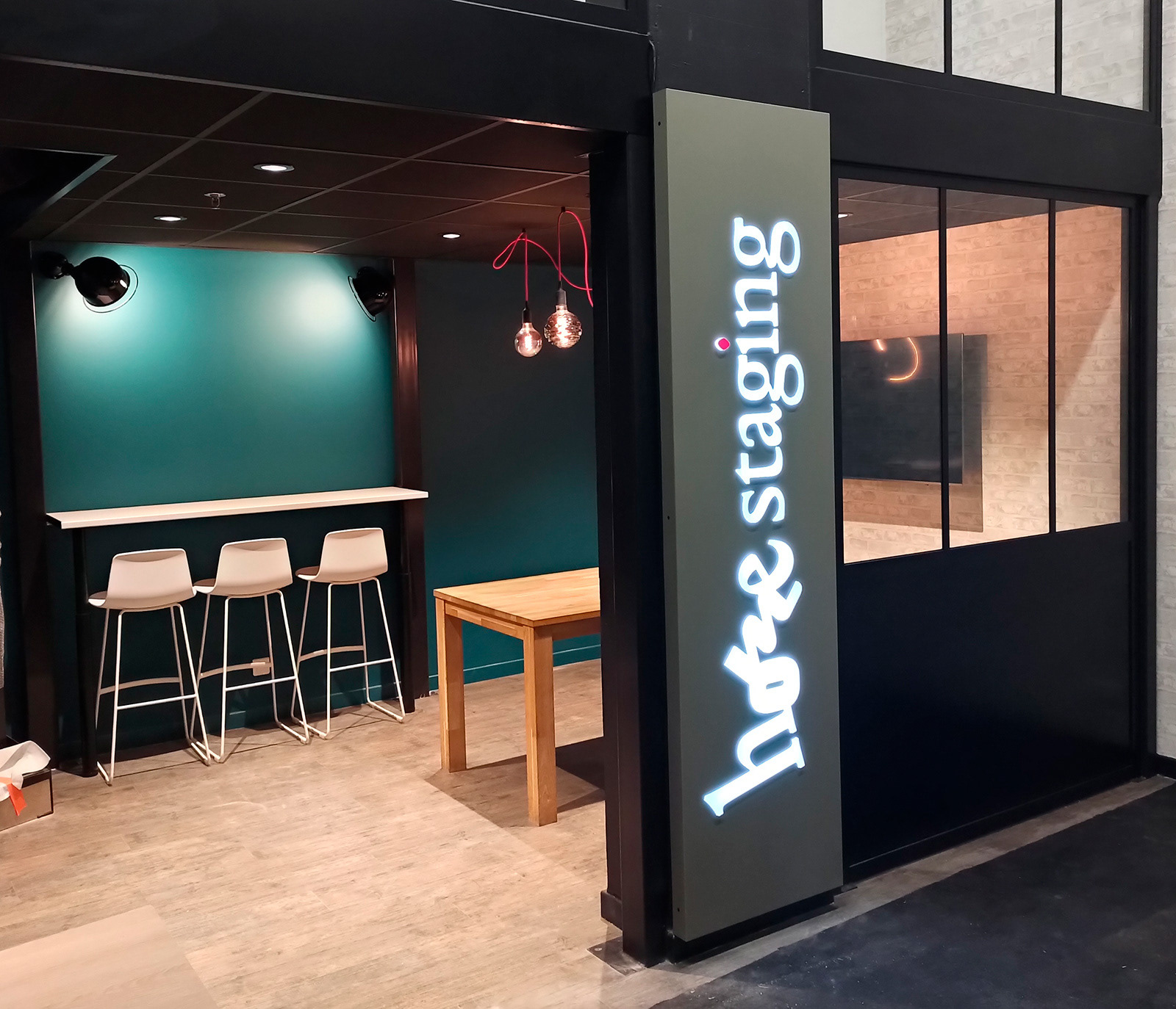 Caisson avec lettres lumineuses