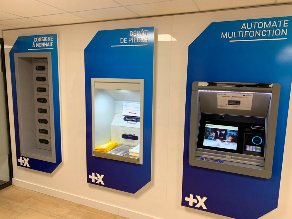 Habillage distributeurs avec adhésif imprimé et lettres découpées en PMMA