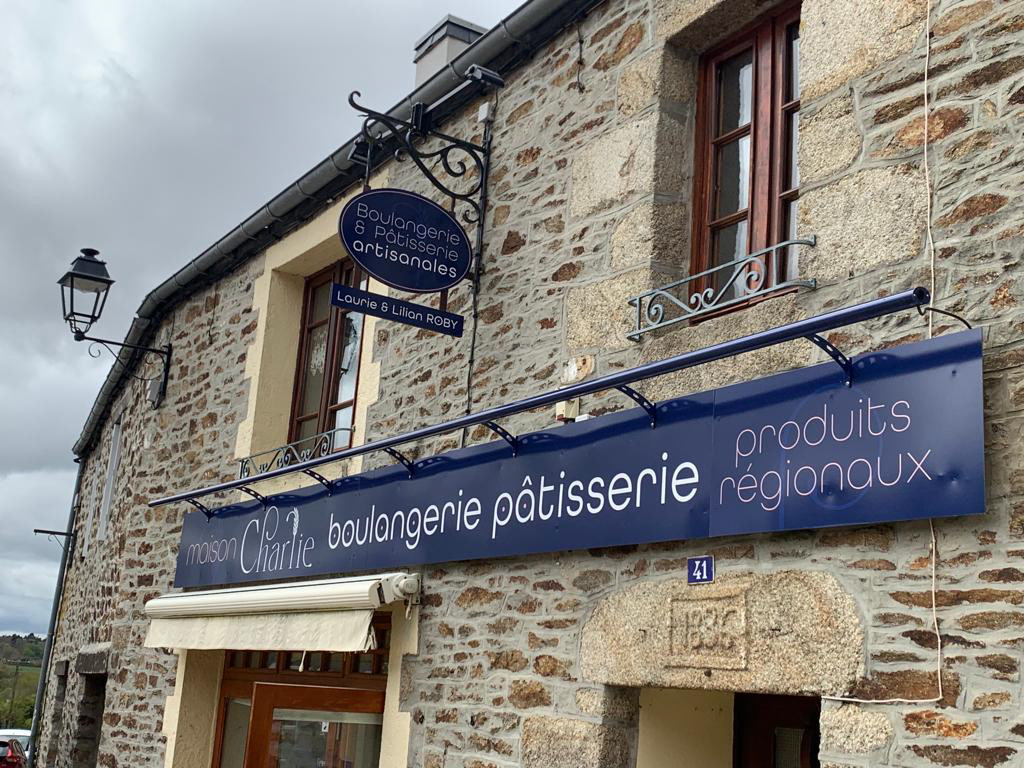 Lettres adhésives collées sur bandeau + enseigne drapeau