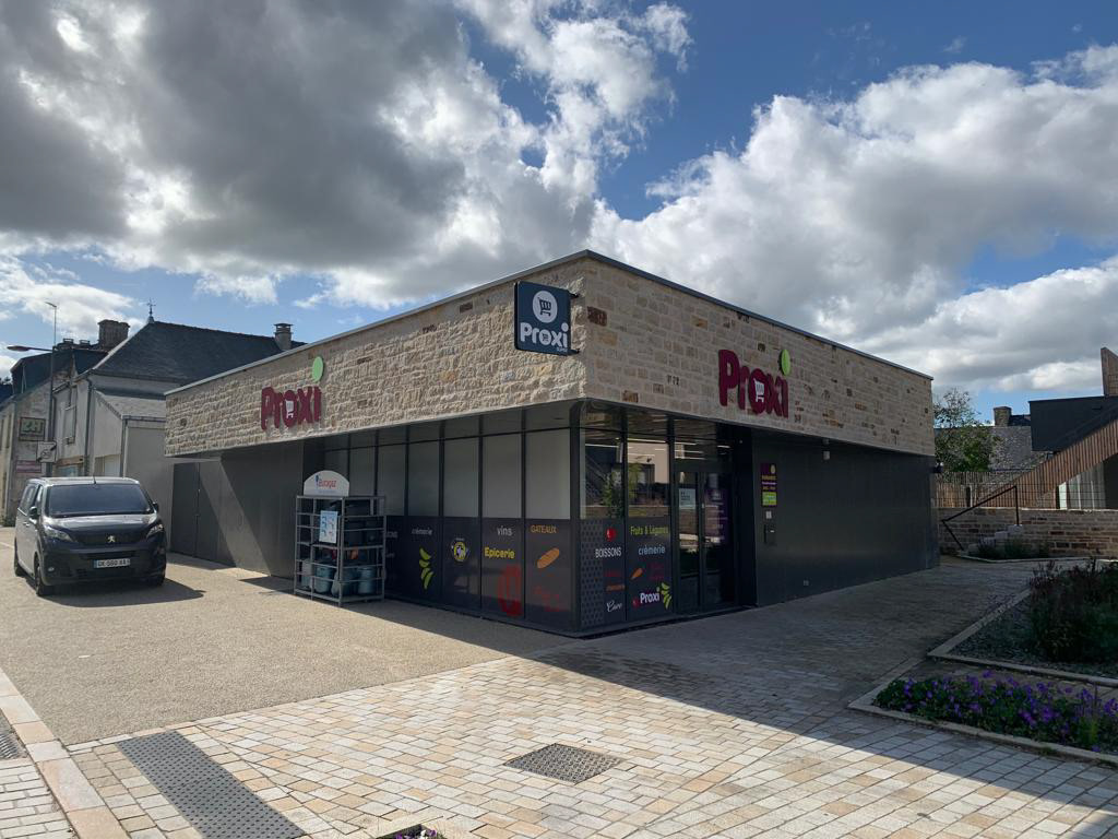 Lettres découpées et enseigne drapeau