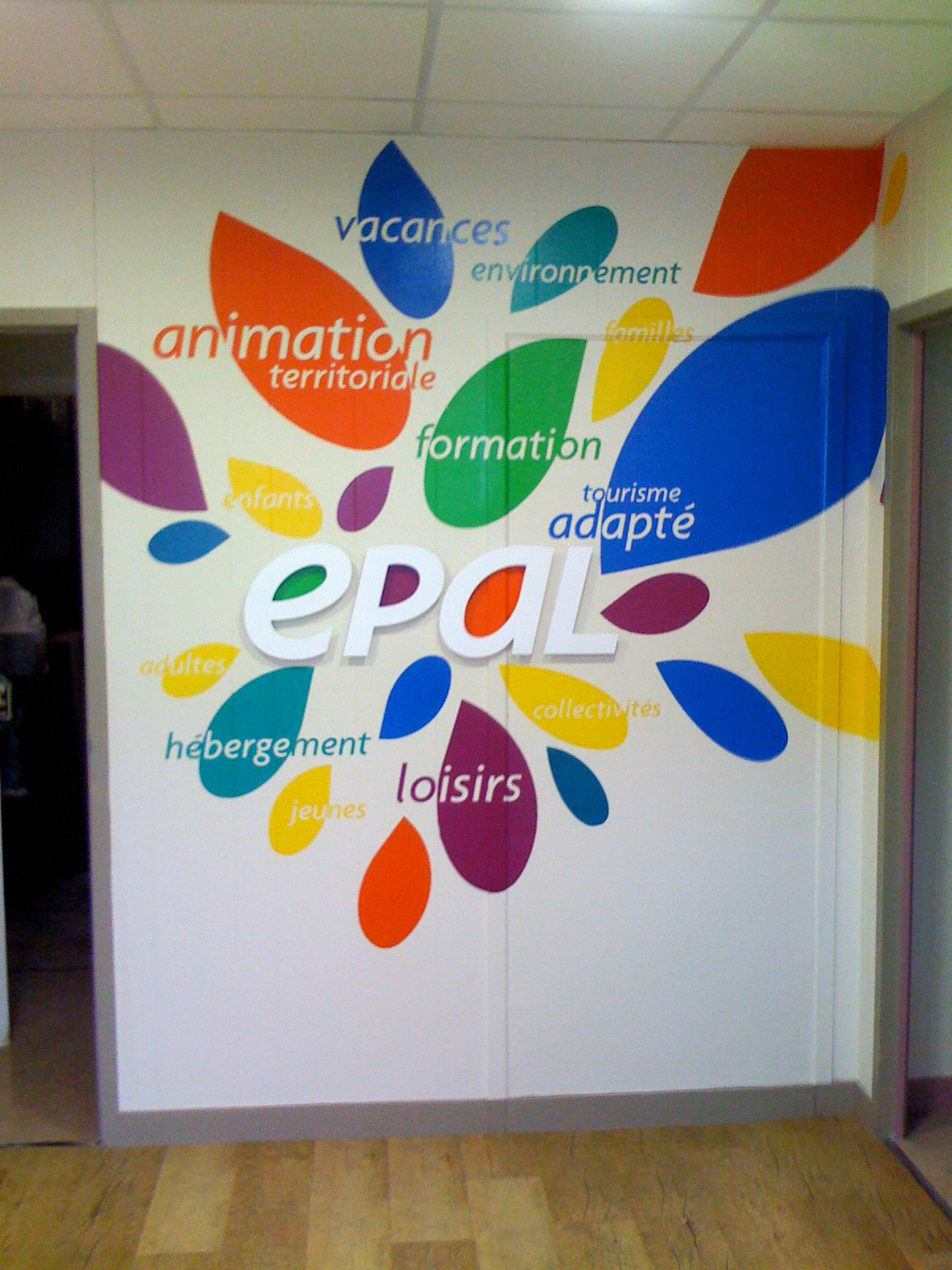 Décor mural en adhésif et lettres PMMA en relief