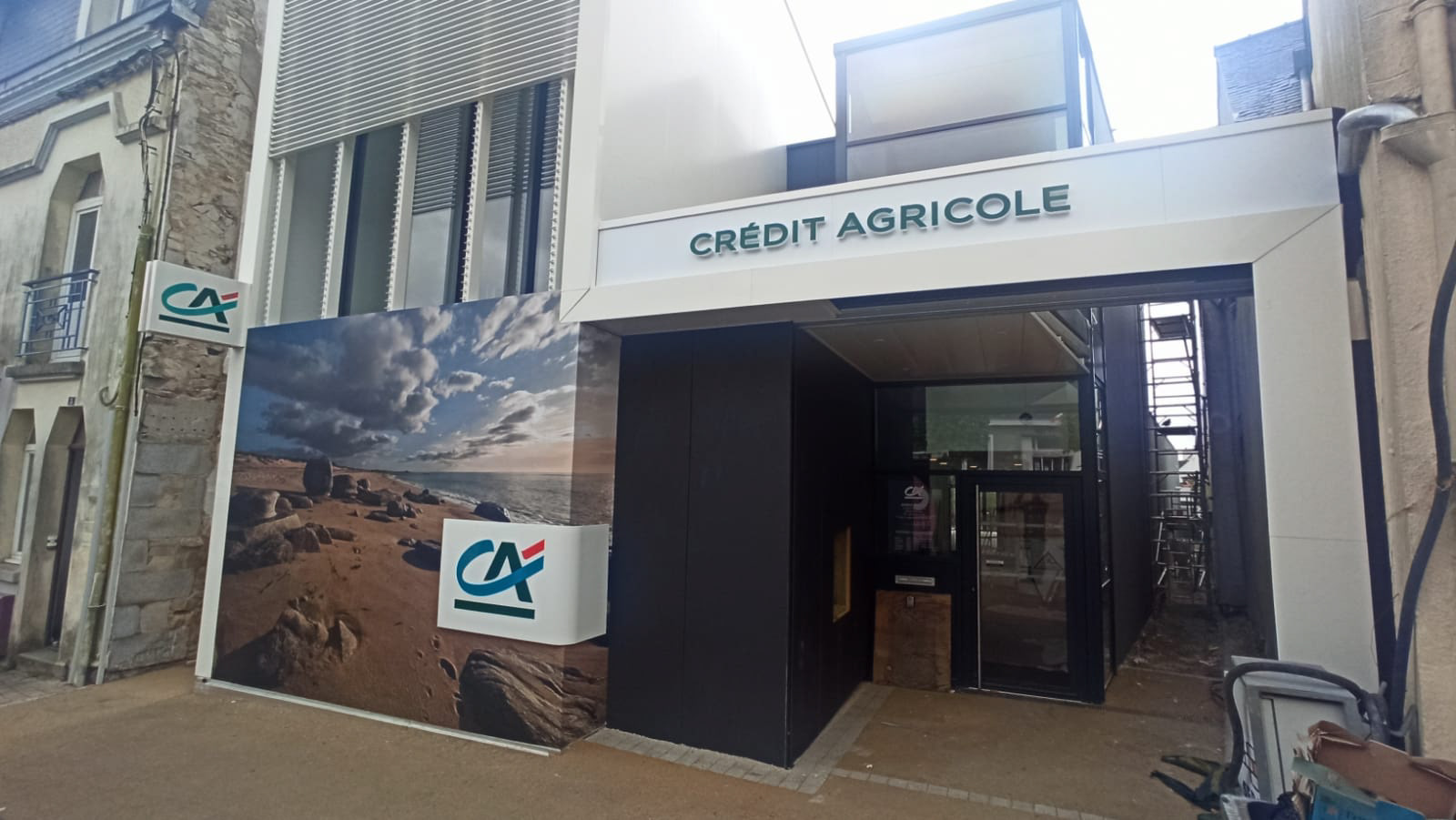 Lettres boitier diffusantes + enseigne drapeau + bague + décor imprimé