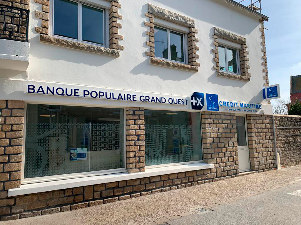 Lettres boitier diffusantes + enseigne drapeau
