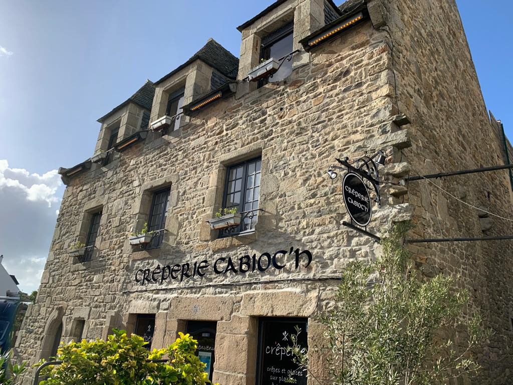 Lettres découpées sur entretoises + enseigne drapeau