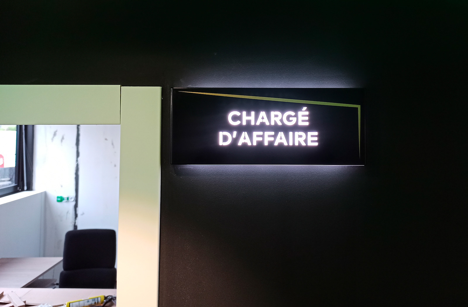 Caisson avec lettres lumineuses