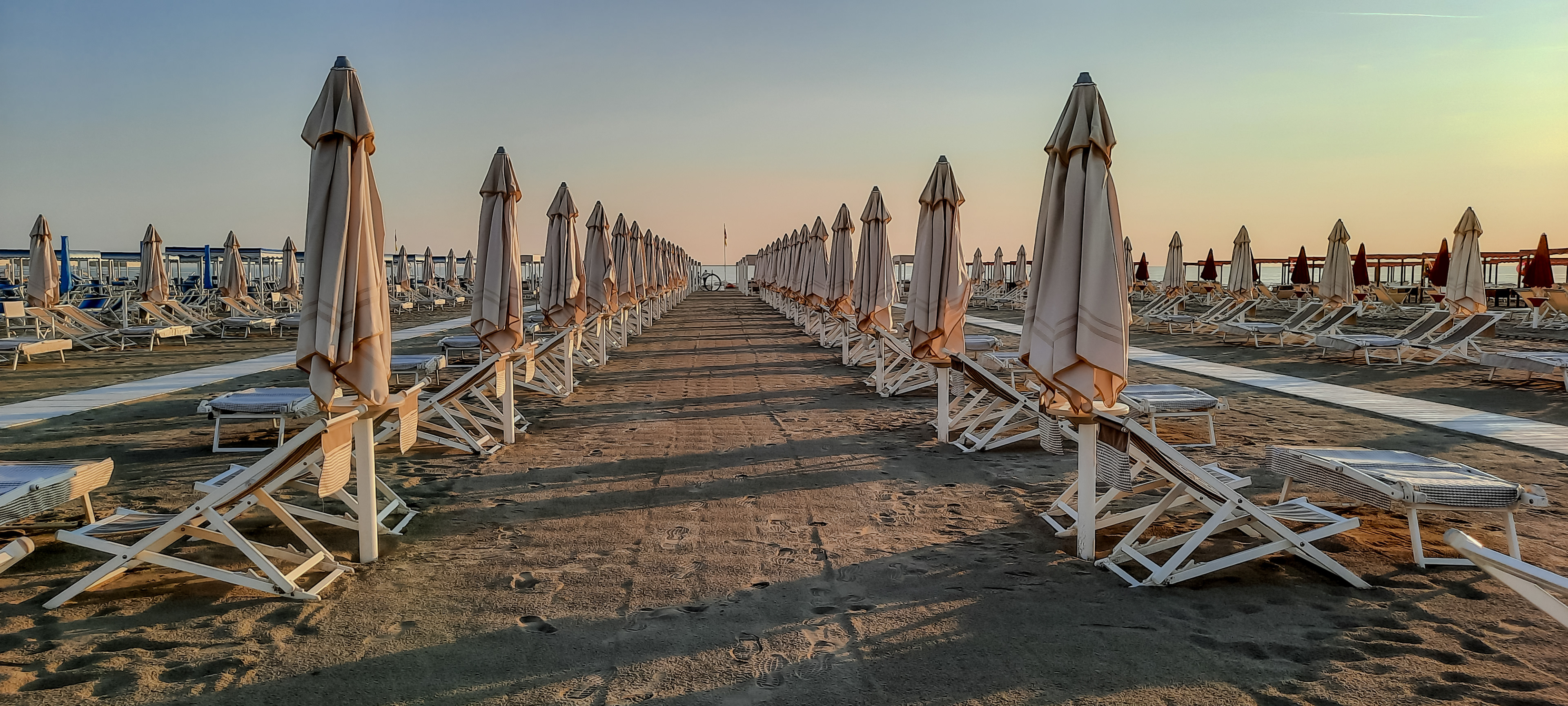 in fila @ bagno biondetti, marina di pietrasanta