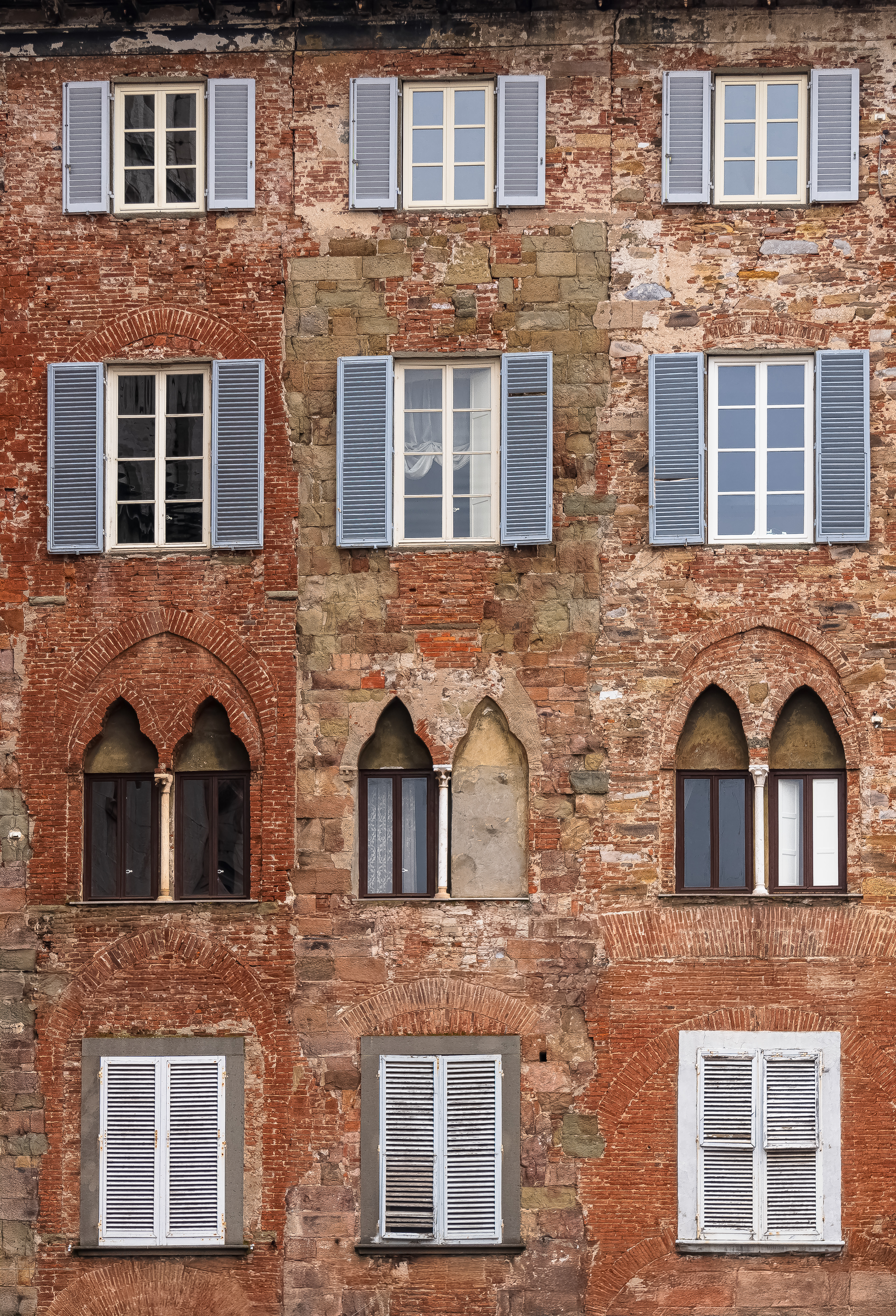 aperte e chiuse @ piazza san michele, lucca