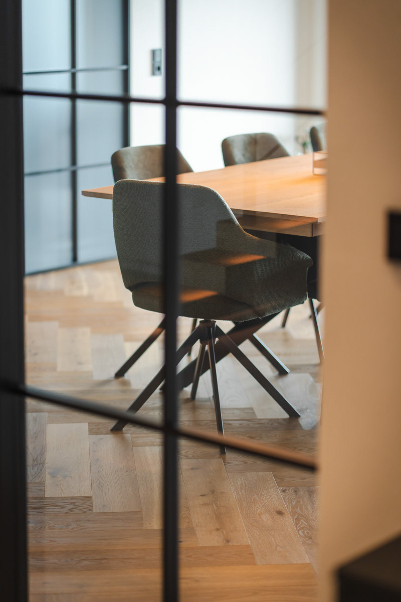 Referenzkueche von Birkl-Inntalkuechen, Stuhl hinter Glas