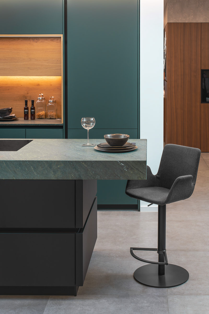 Showroom von Birkl-Inntalkuechen Kirchdorf am Inn, Showroom Hocker bei Kuecheninsel