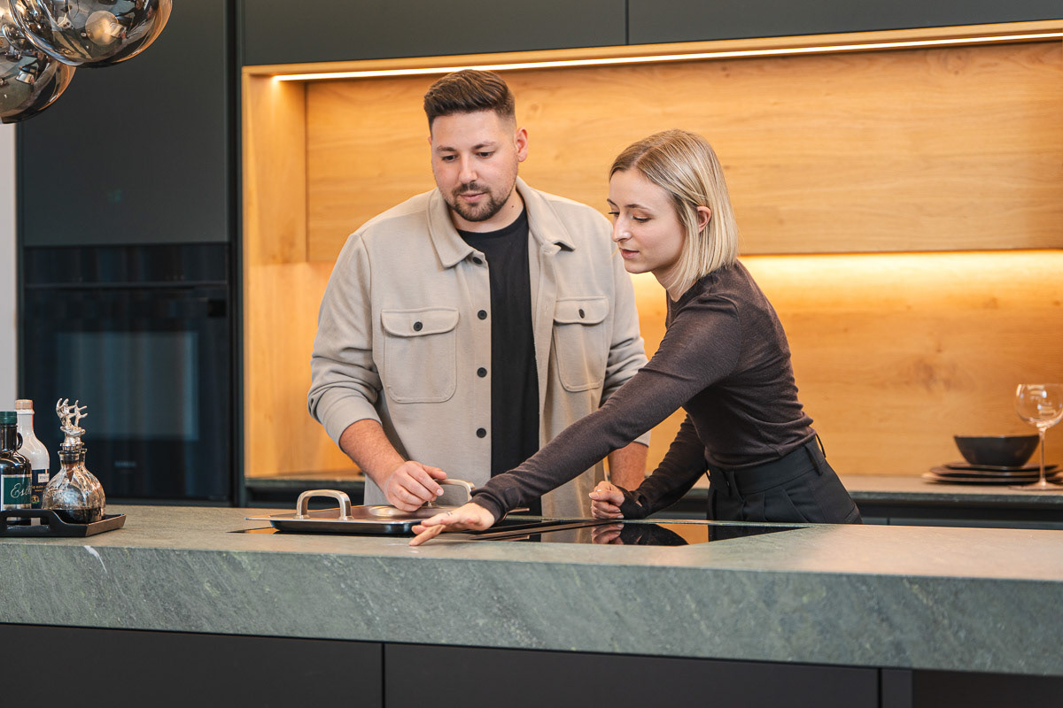 Paar im Showroom von Birkl-Inntalkuechen