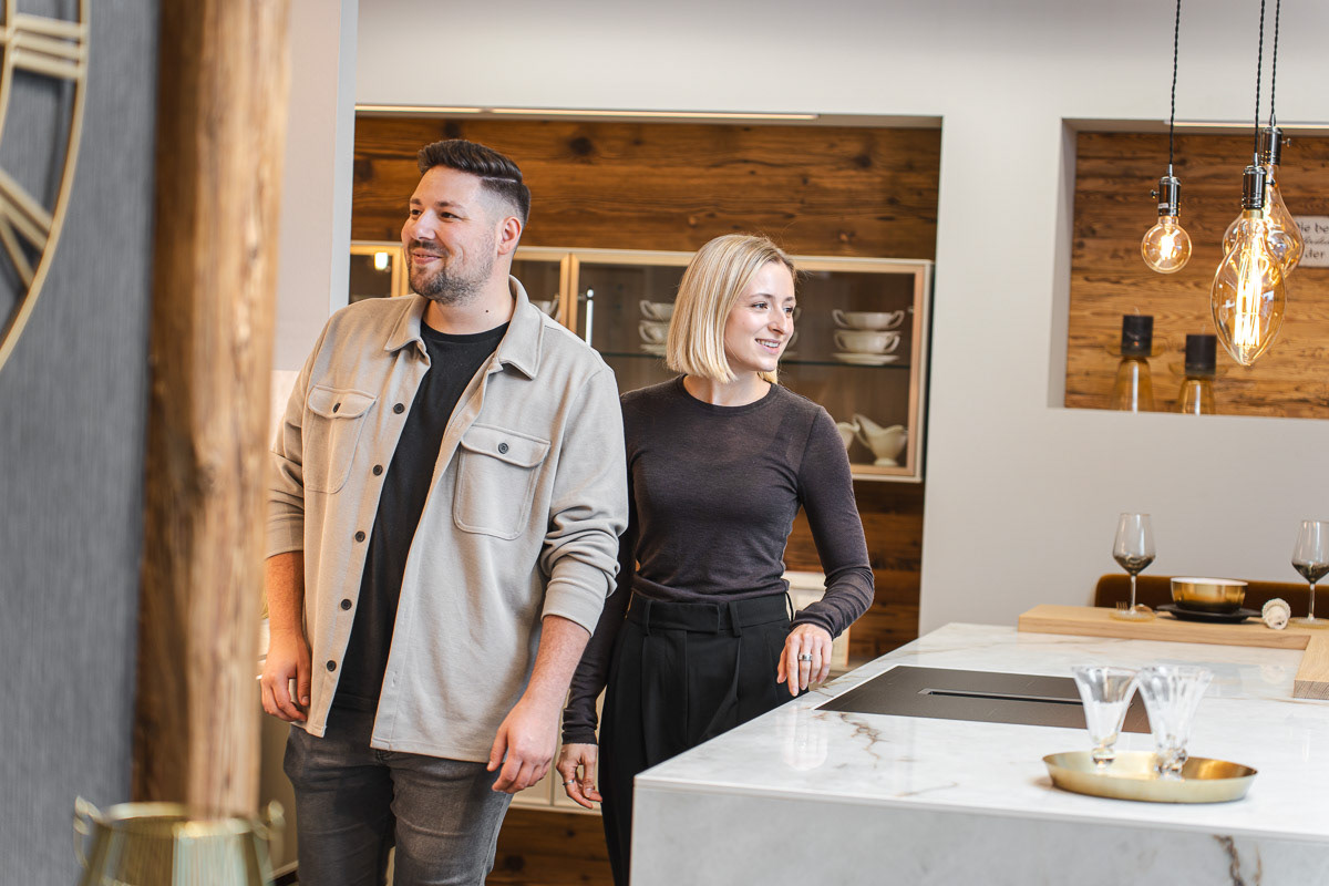 Paar im Showroom von Birkl-Inntalkuechen Kirchdorf am Inn, geht durch die Ausstellung