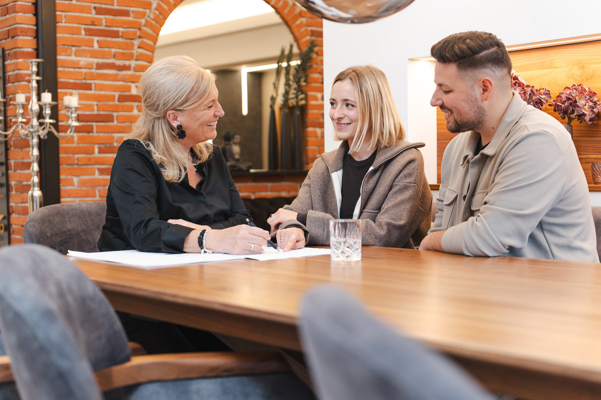 Paar im Showroom von Birkl-Inntalkuechen im Beratungsgespräch