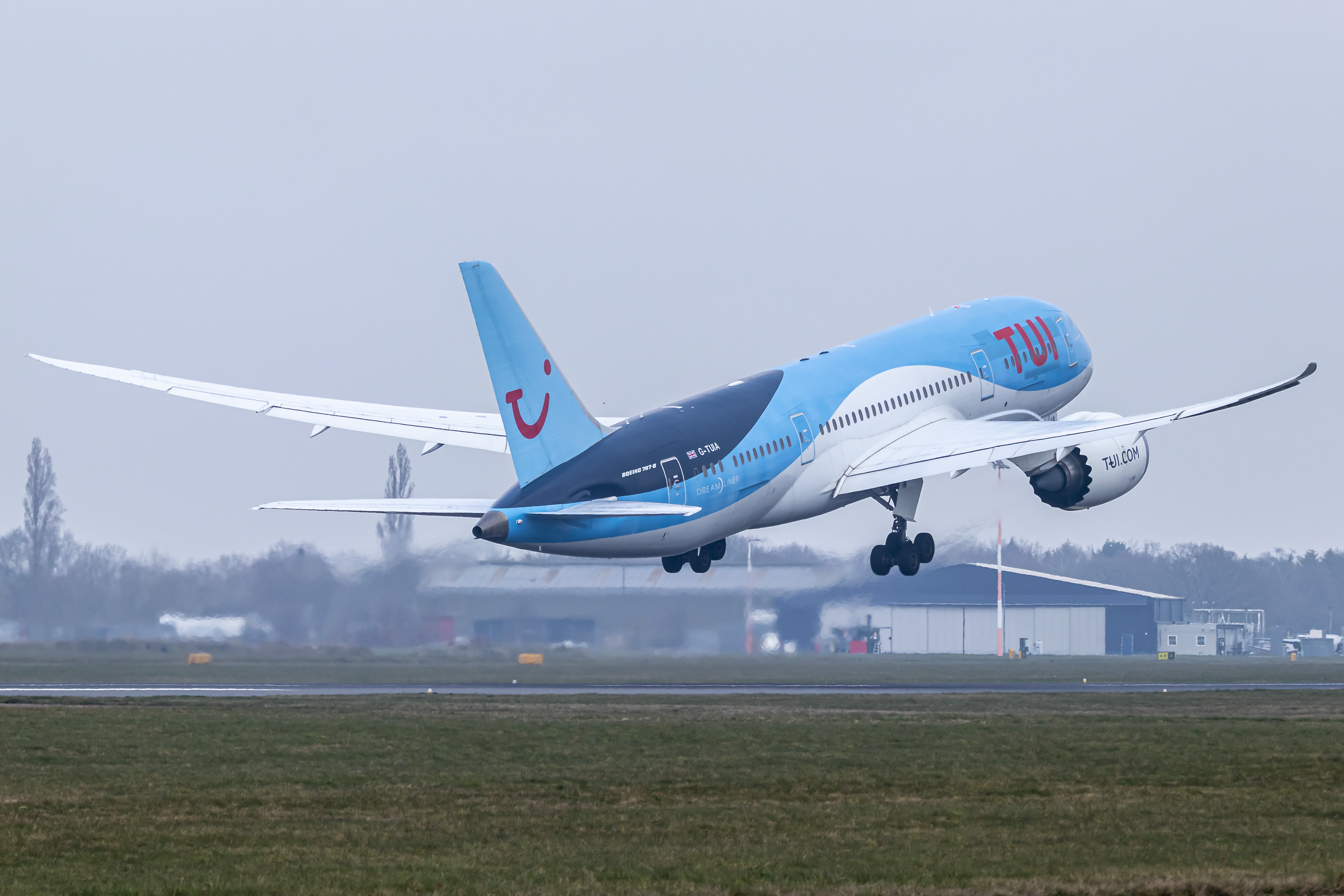 G-TUIA clilmbing out on the first flight to Orlando from Doncaster Sheffield Airport