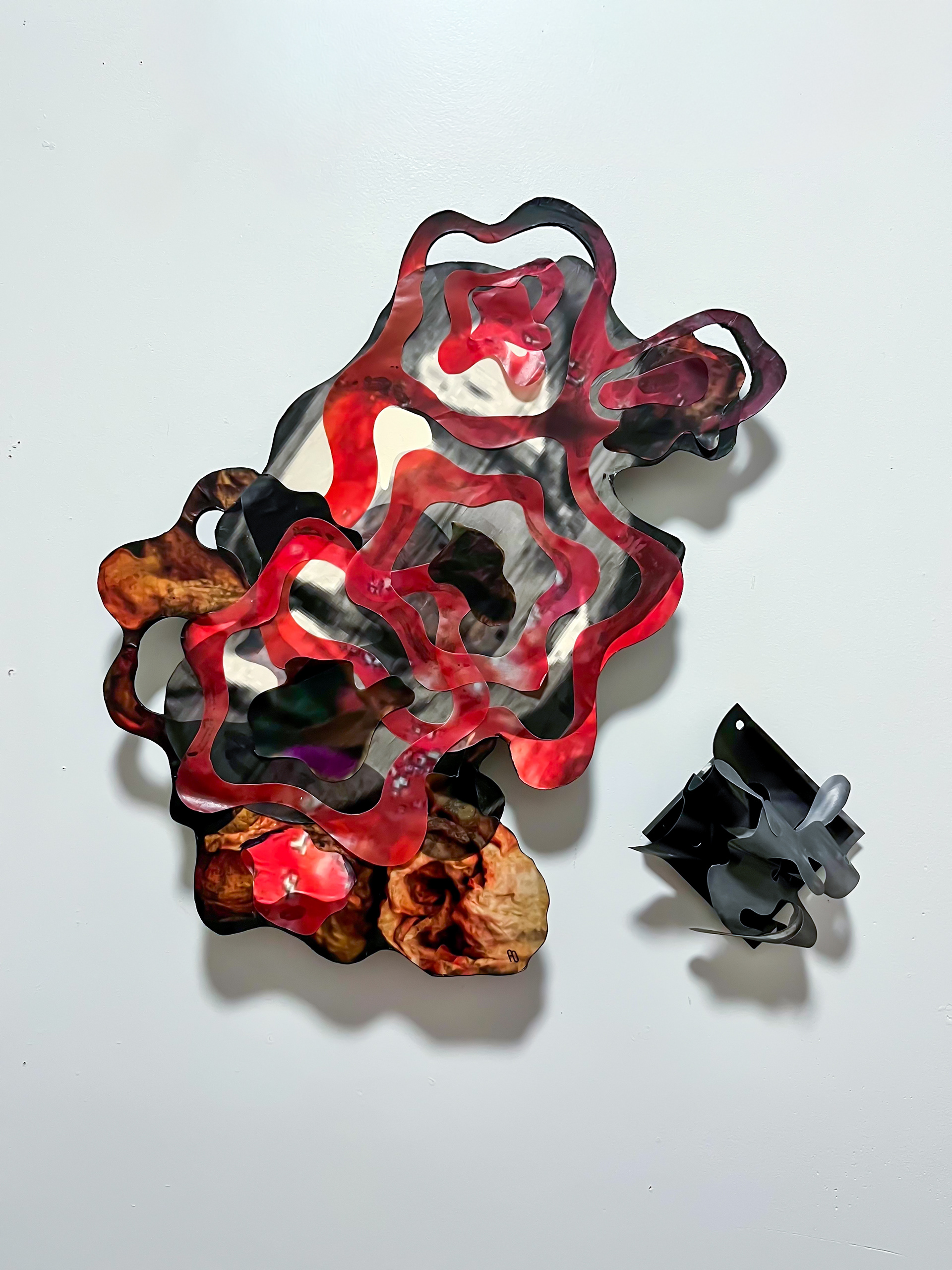 Flores después del fuego, Ensamble (Albanene sobre papel batería y madera), 2026.