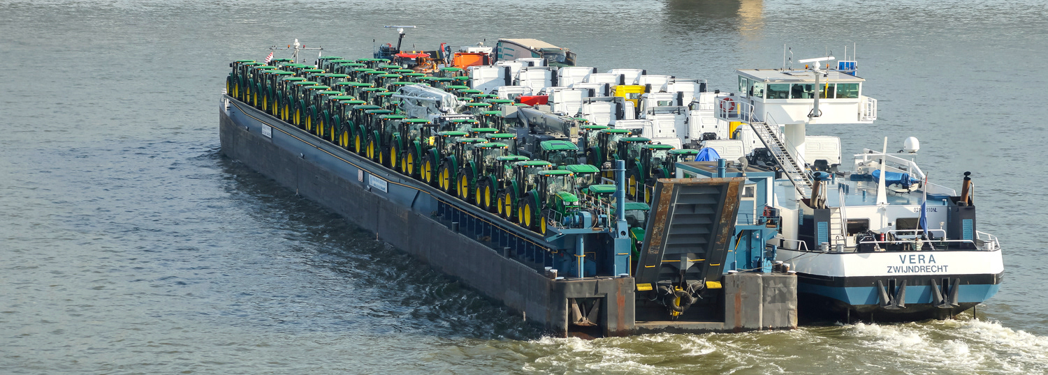 Frachter auf dem Rhein