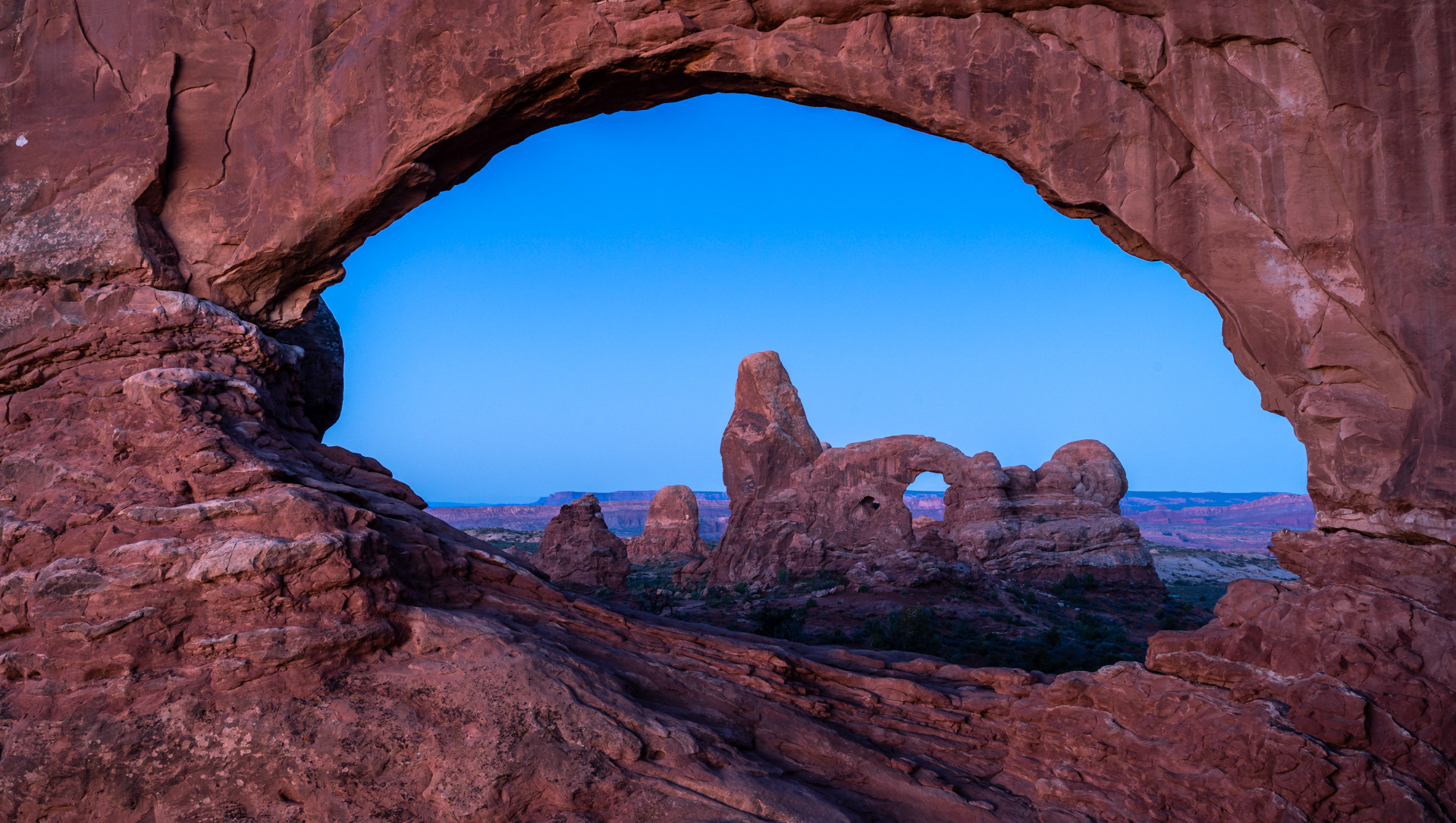Turret Arch durch das North Window, Arches National Park
