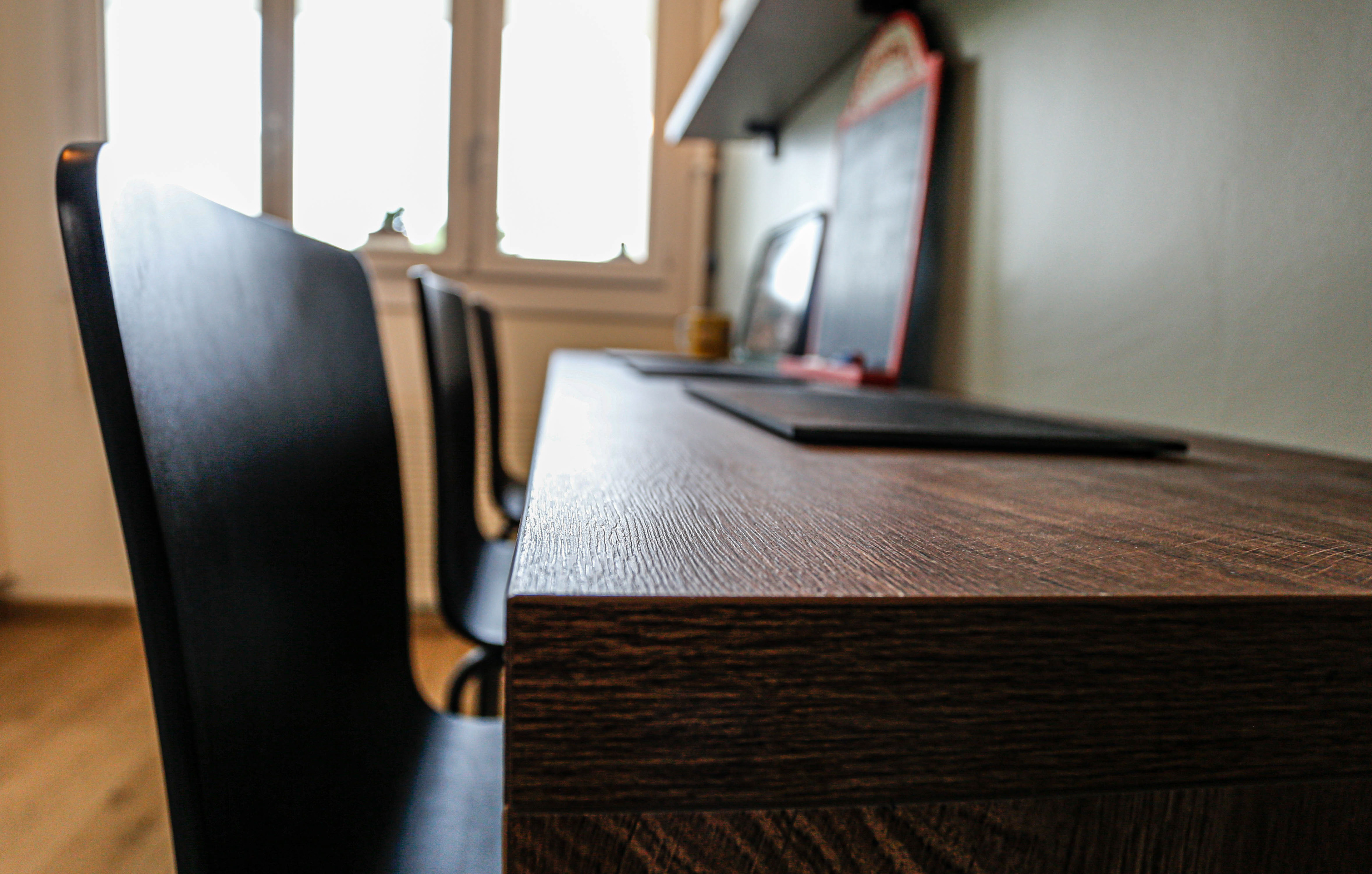 chaise laquée noir mat