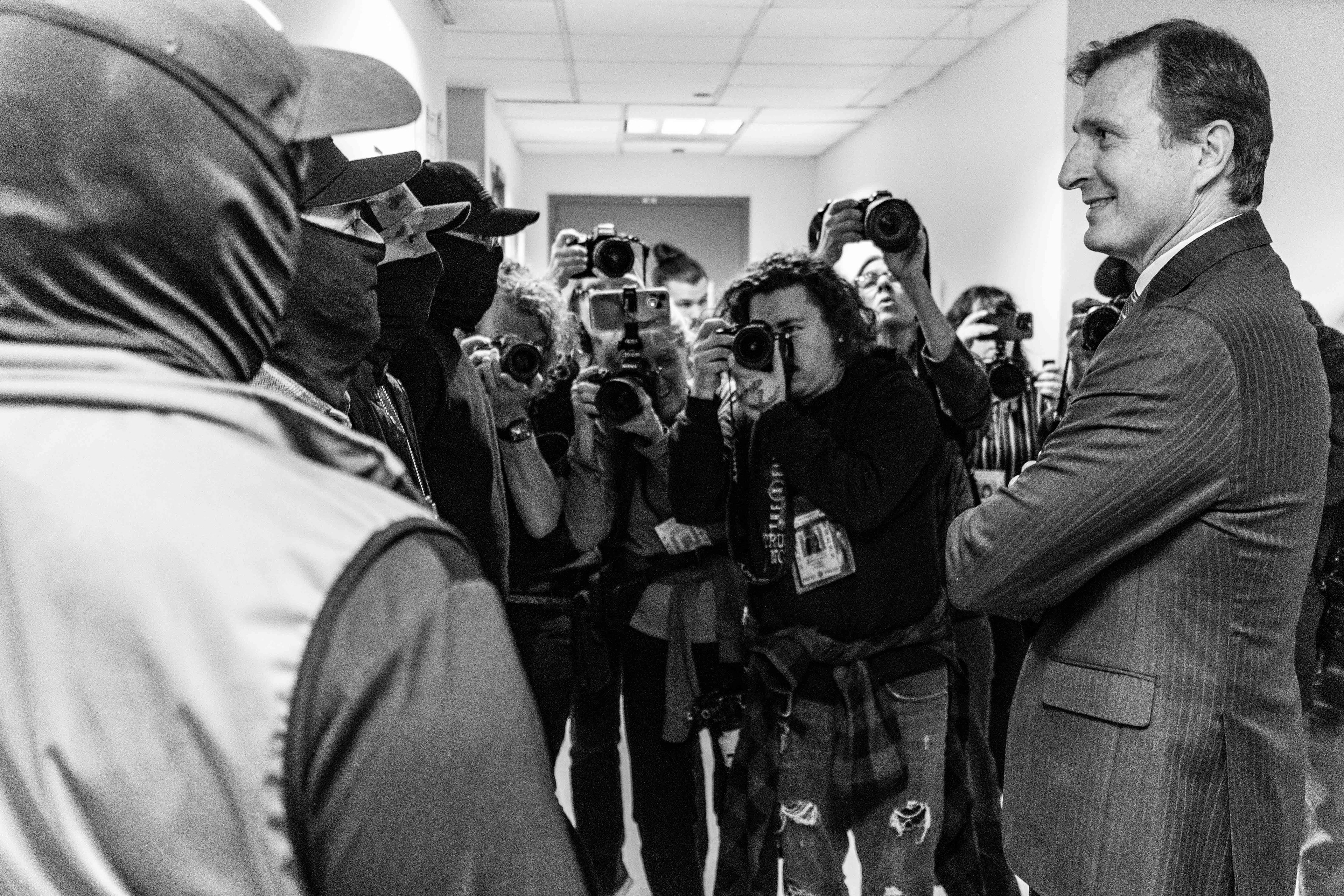 Congressman Dan Goldman questions federal agents about their identity and which agencies they belong to.