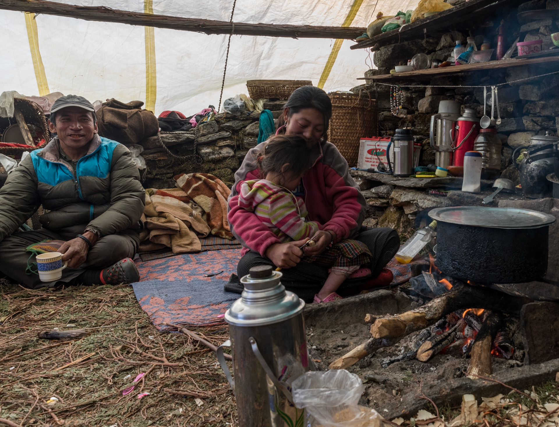 Pastevci jaků u jezera Jynetsho