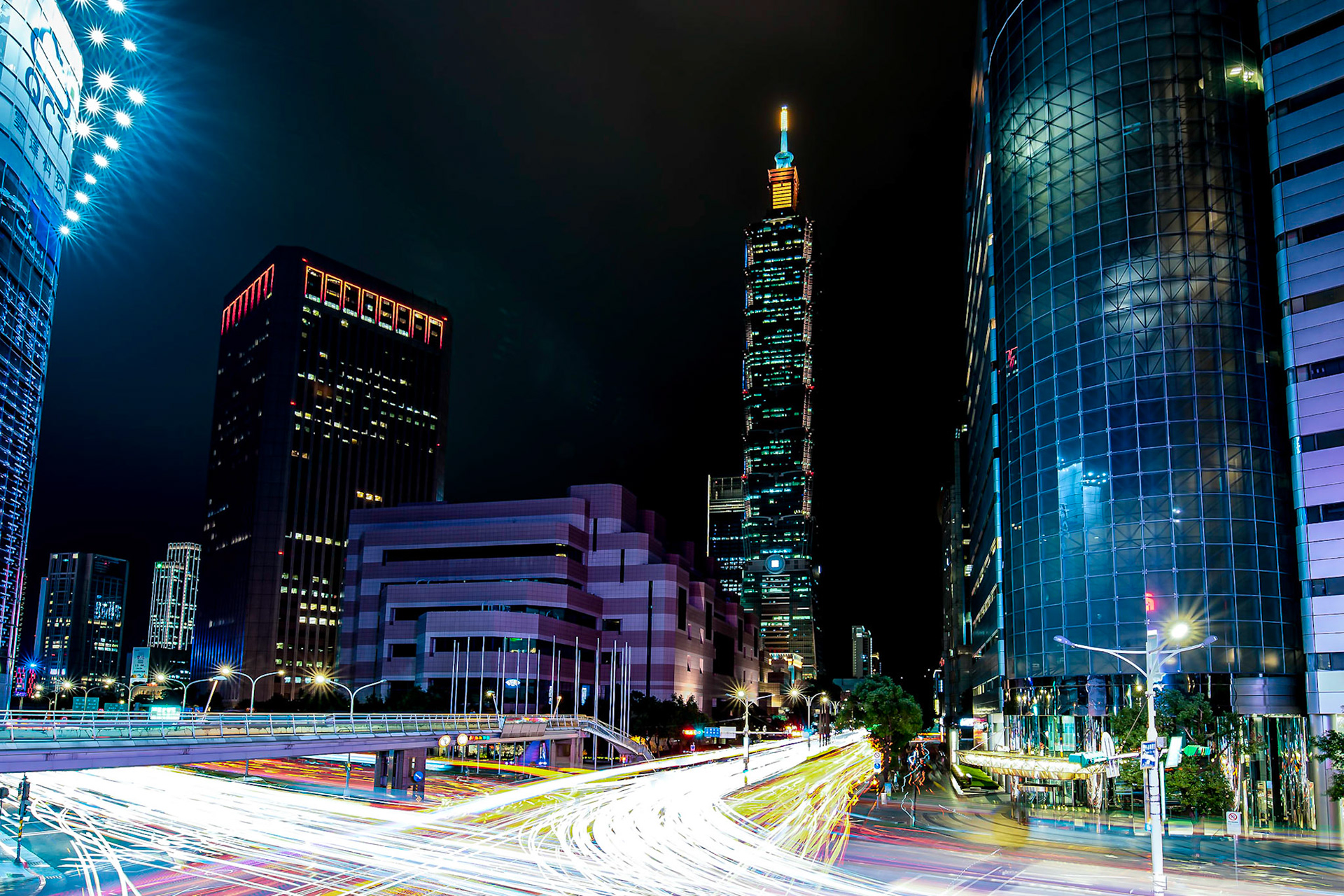 TAIPEI 101 LIGHT TRAILS - Taiwan