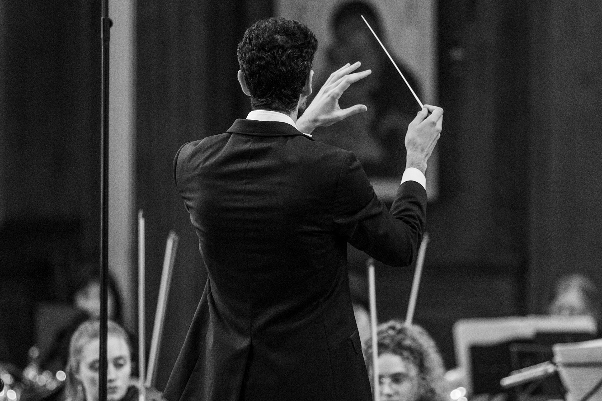 Raffaello Morales conducting the Fidelio Orchestra