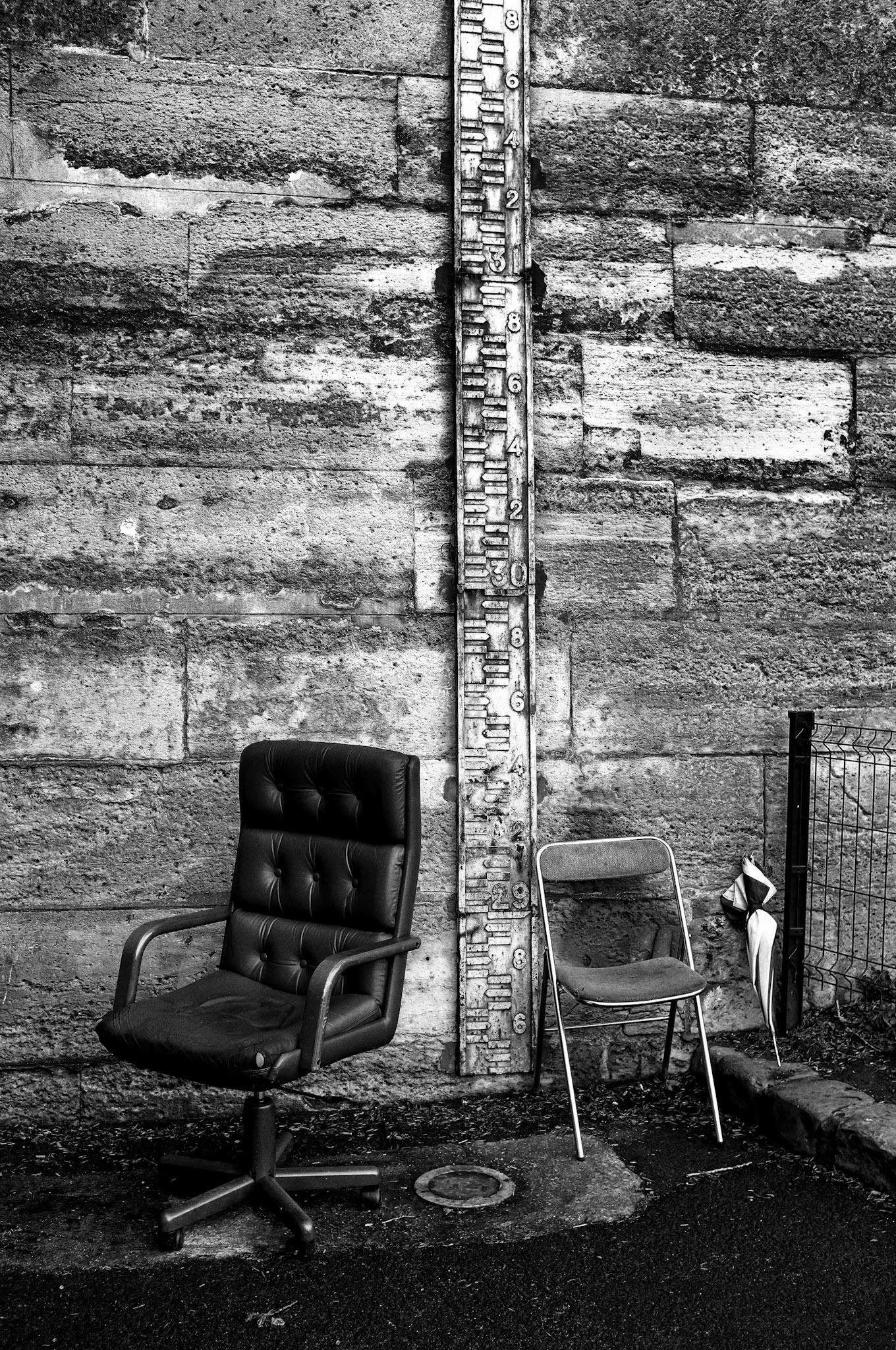 Fujifilm X100 | Paris - Port des Champs Elysées - Sièges au parapluie
