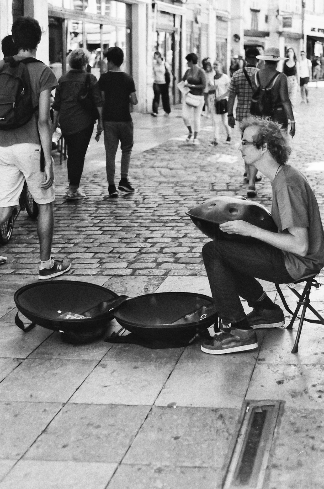 Canon FTB - La Rochelle - Au pied de la Tour de l'Horloge - Joueur de Handpan