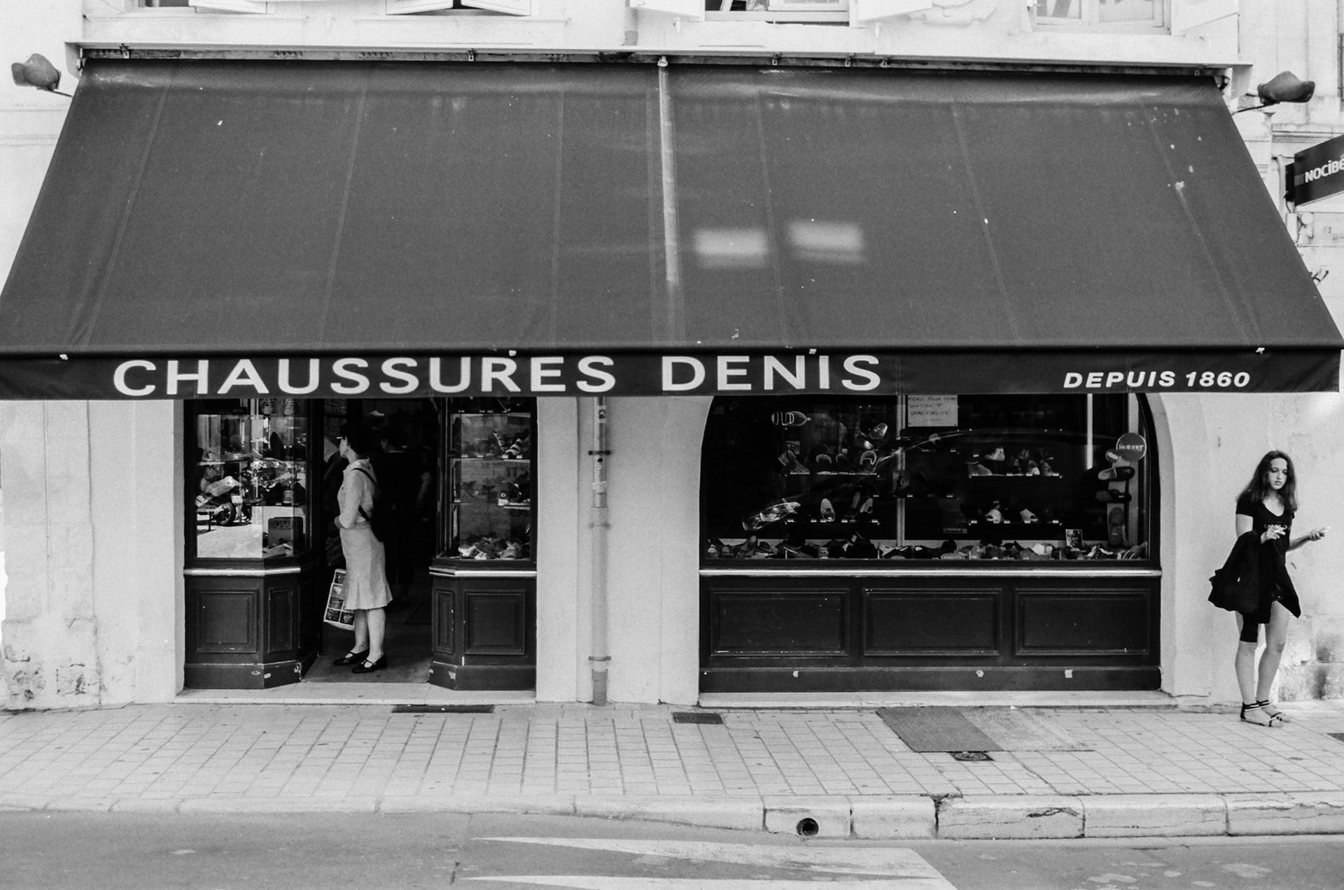 Nikon F100 | La Rochelle - Rue des Merciers - Clin d'oeil, mais fermé définitivement