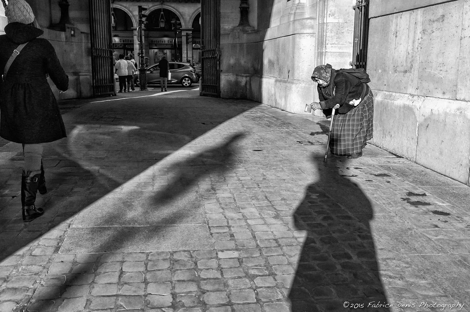 Fujifilm X100 | Paris - Passage du Louvre vers rue de Rivoli - Indifférence