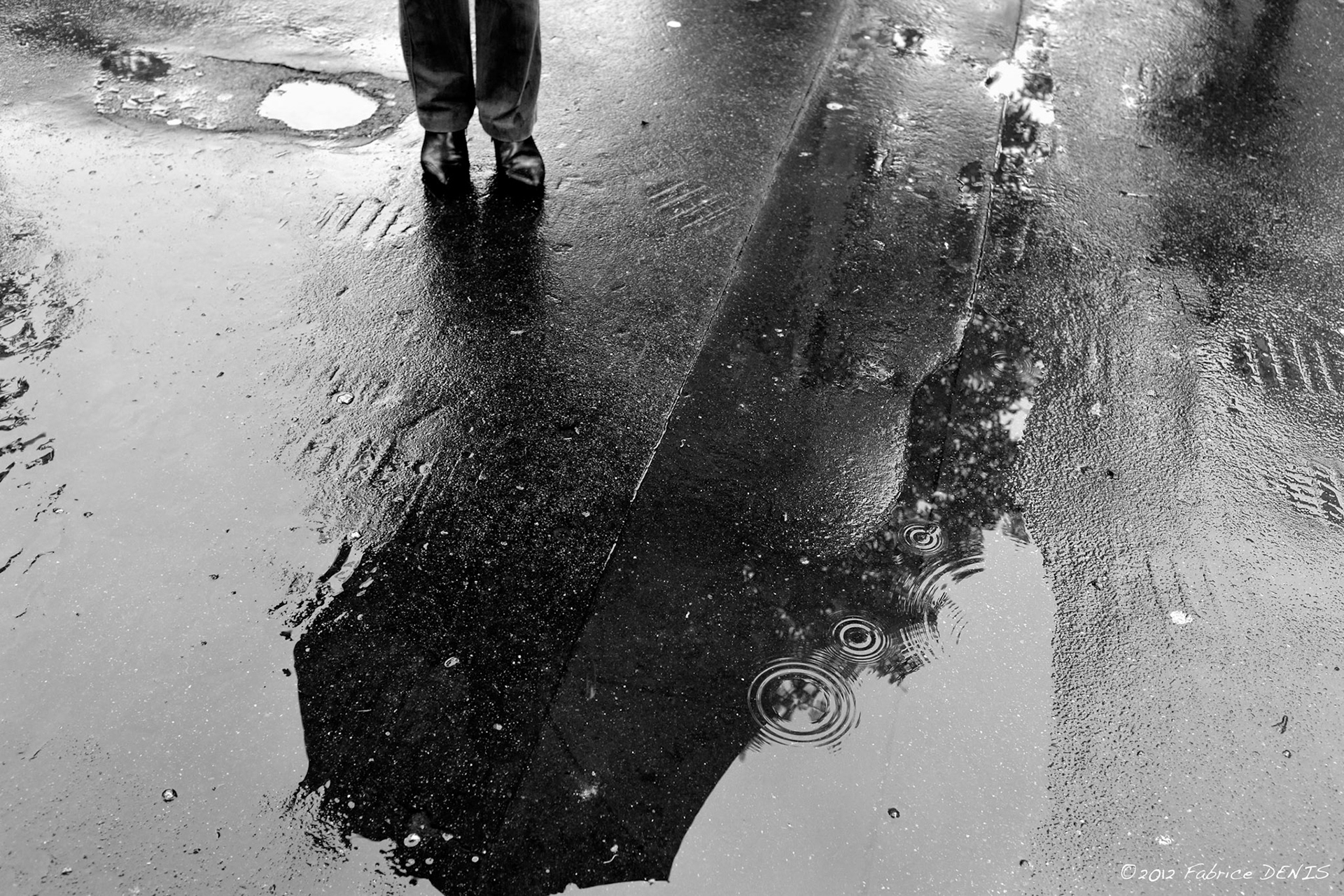 Fujifilm X100 | Paris - Rue de Franqueville - La Femme au parapluie