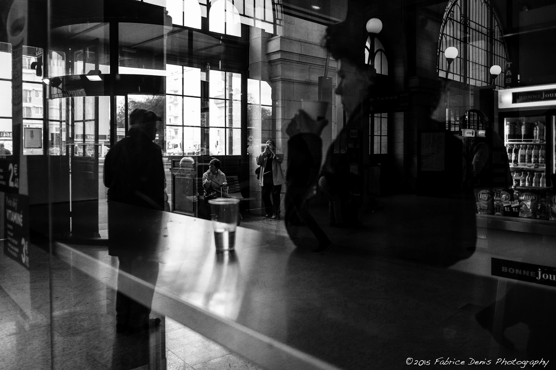 Fujifilm X-Pro1 | Gare de La Rochelle - Elle buvait son café...