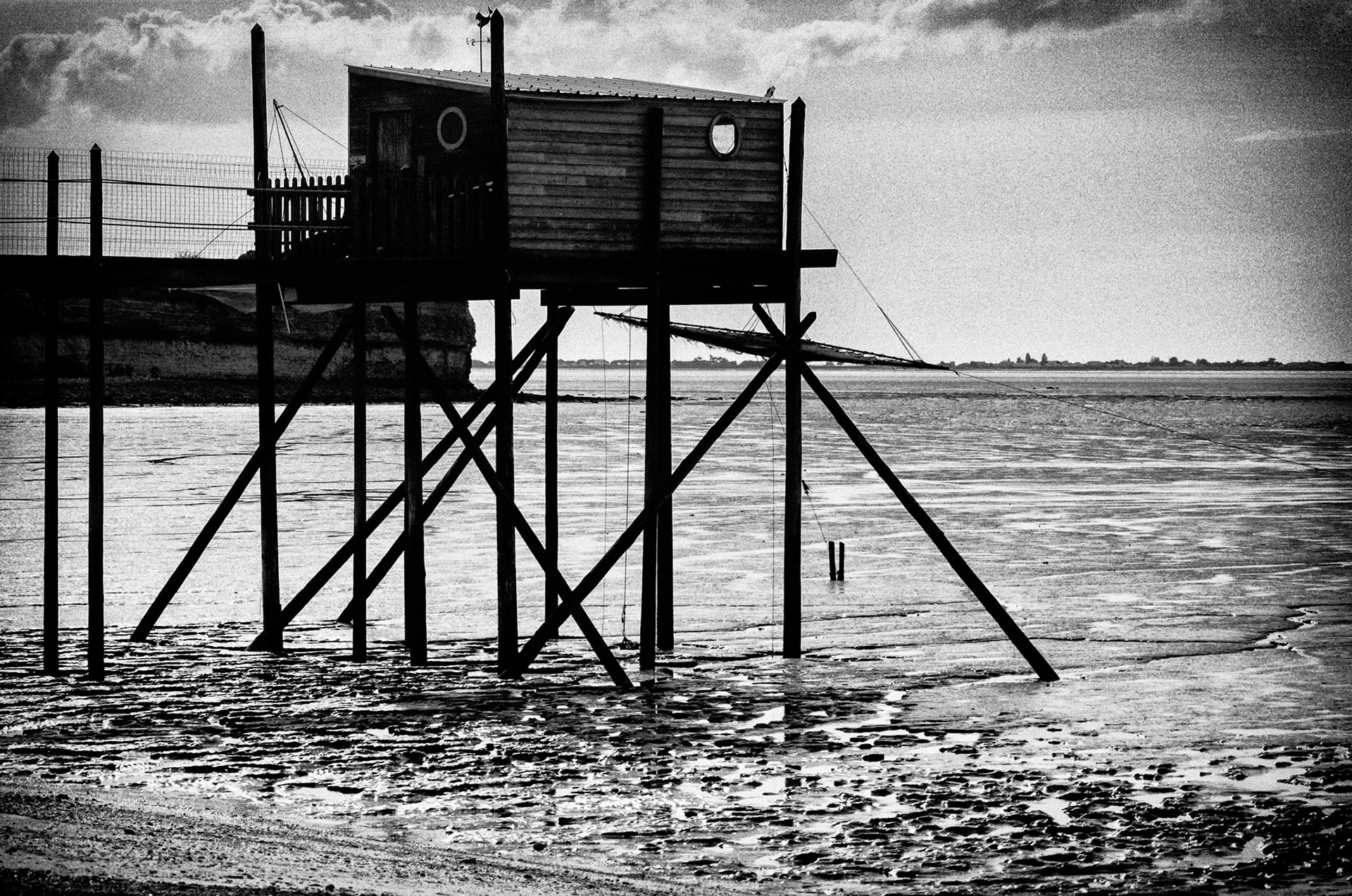 Minolta 7000 | Baie d'Yves - Les poteaux dans la vase