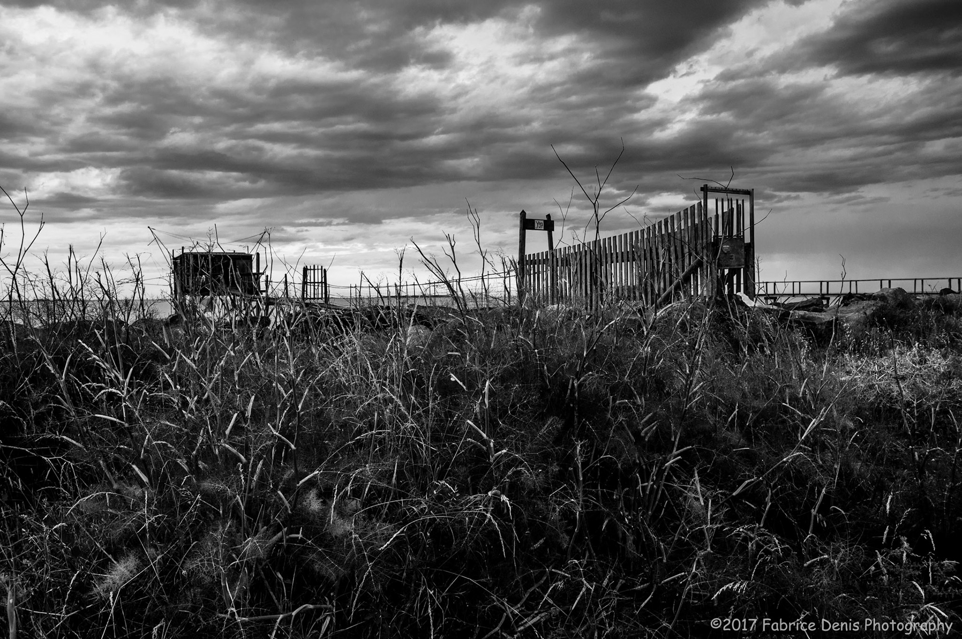 Nikon D300s | Les Cabanes de pêcheurs de la Réserve naturelle nationale du marais d'Yves - Derrière le talus...