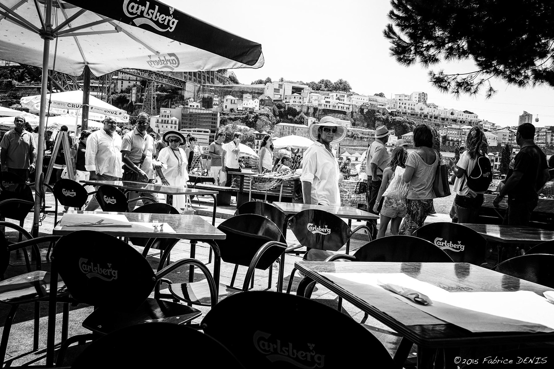 Fujifilm X-Pro1 | Ribeira est le centre historique de Porto, au Portugal - Porto - La Dame au Chapeau sur la Cais da Ribeira