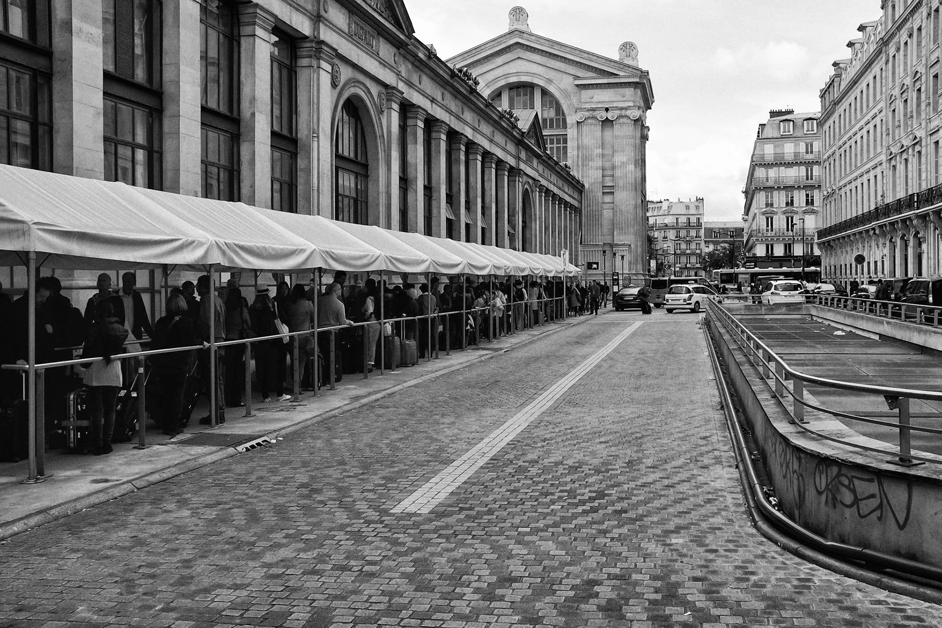 Fujifilm X100 | Paris - Gare du Nord - Help Taxi !!!