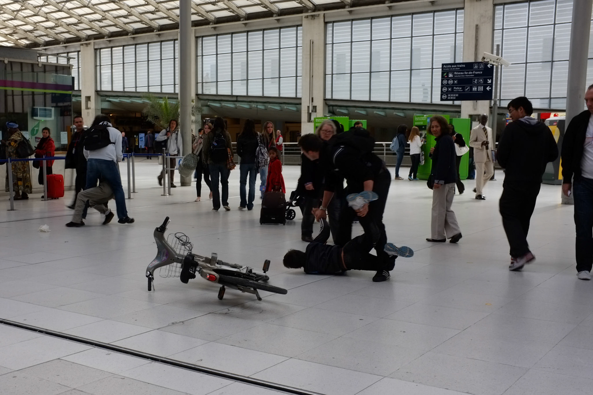 Fujifilm X100 | Paris - Gare du Nord - Intervention Policière sur des "Emprunteurs de Vélib"