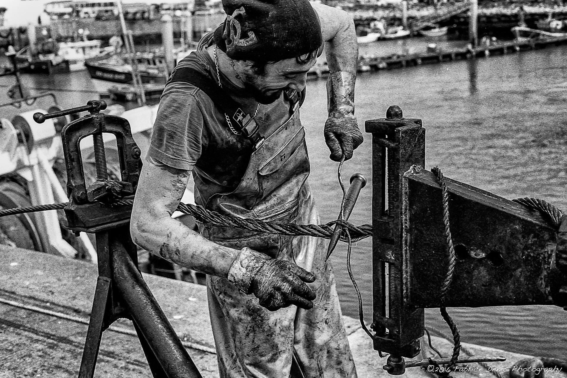 Canon FTB | Ile d'Oléron - Port de la Cotinière - En plein travail d’épissure sur les funes d'un chalutier