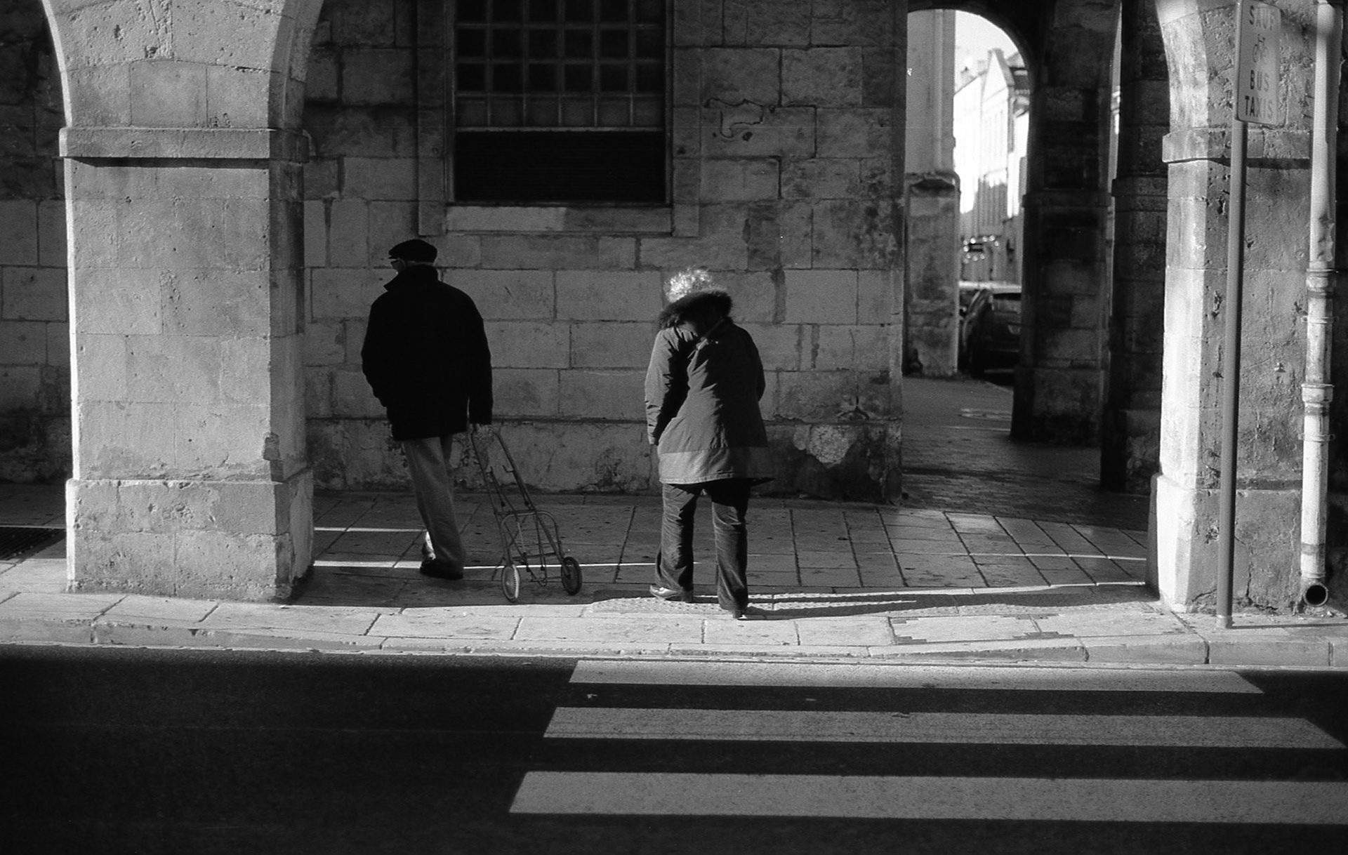 Nikon F100 | La Rochelle - Rue Chaudrier - Elle est toujours derrière !!!