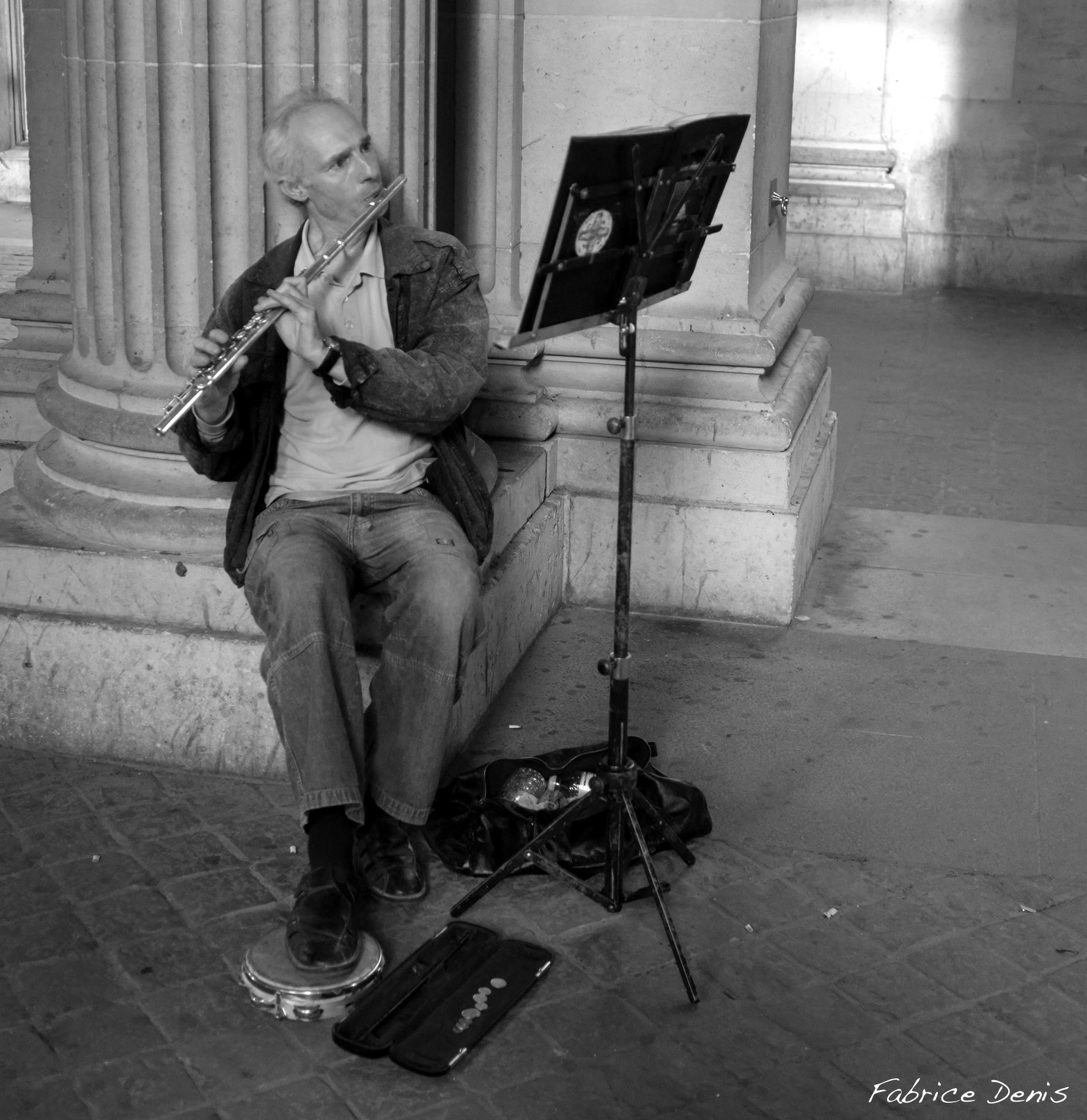Fujifilm X100 | Paris - Passage du Musée du Louvre - Le flutiste