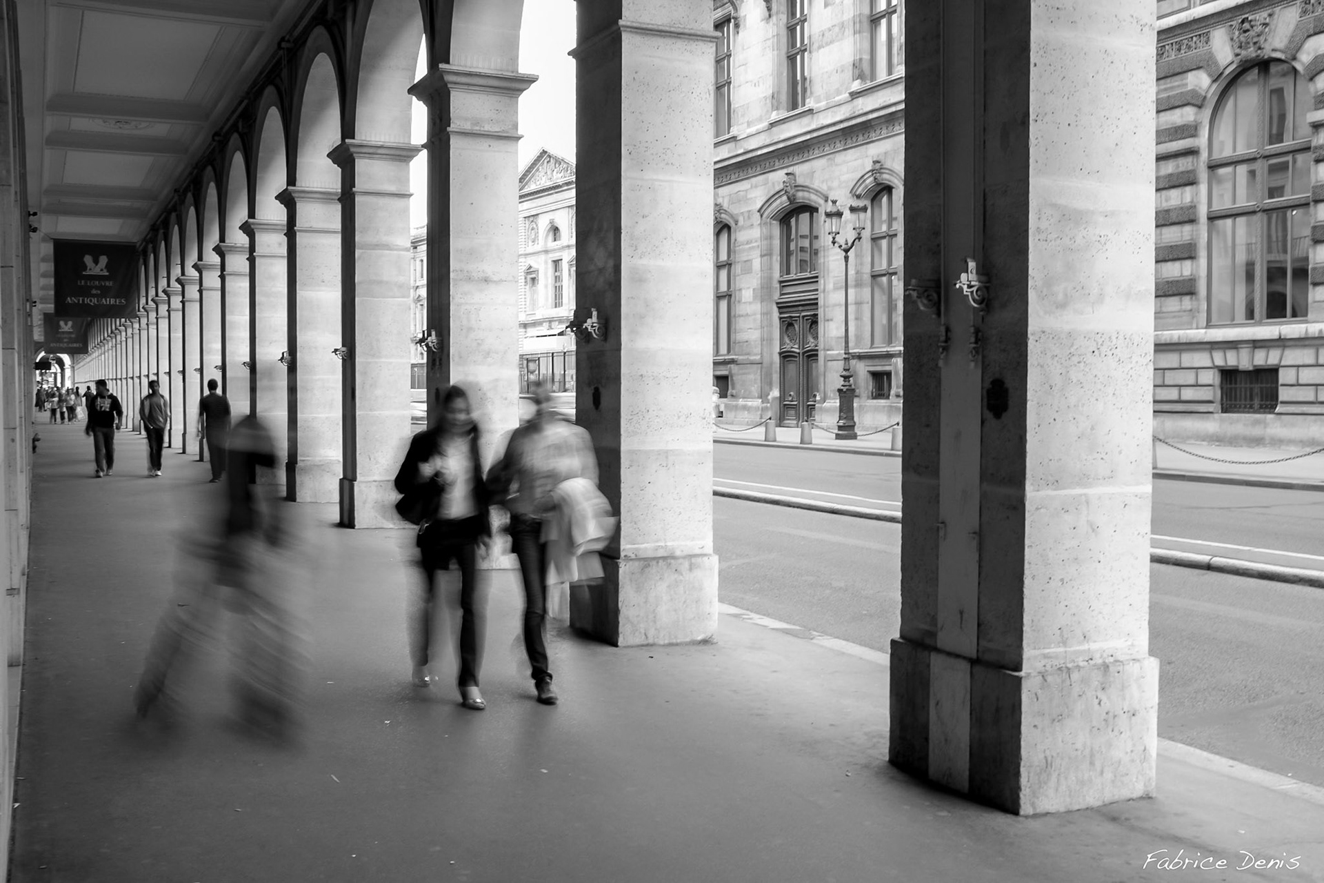 Fujifilm X100 | Paris - Arcades rue de Rivoli face au Louvre - Silhouettes