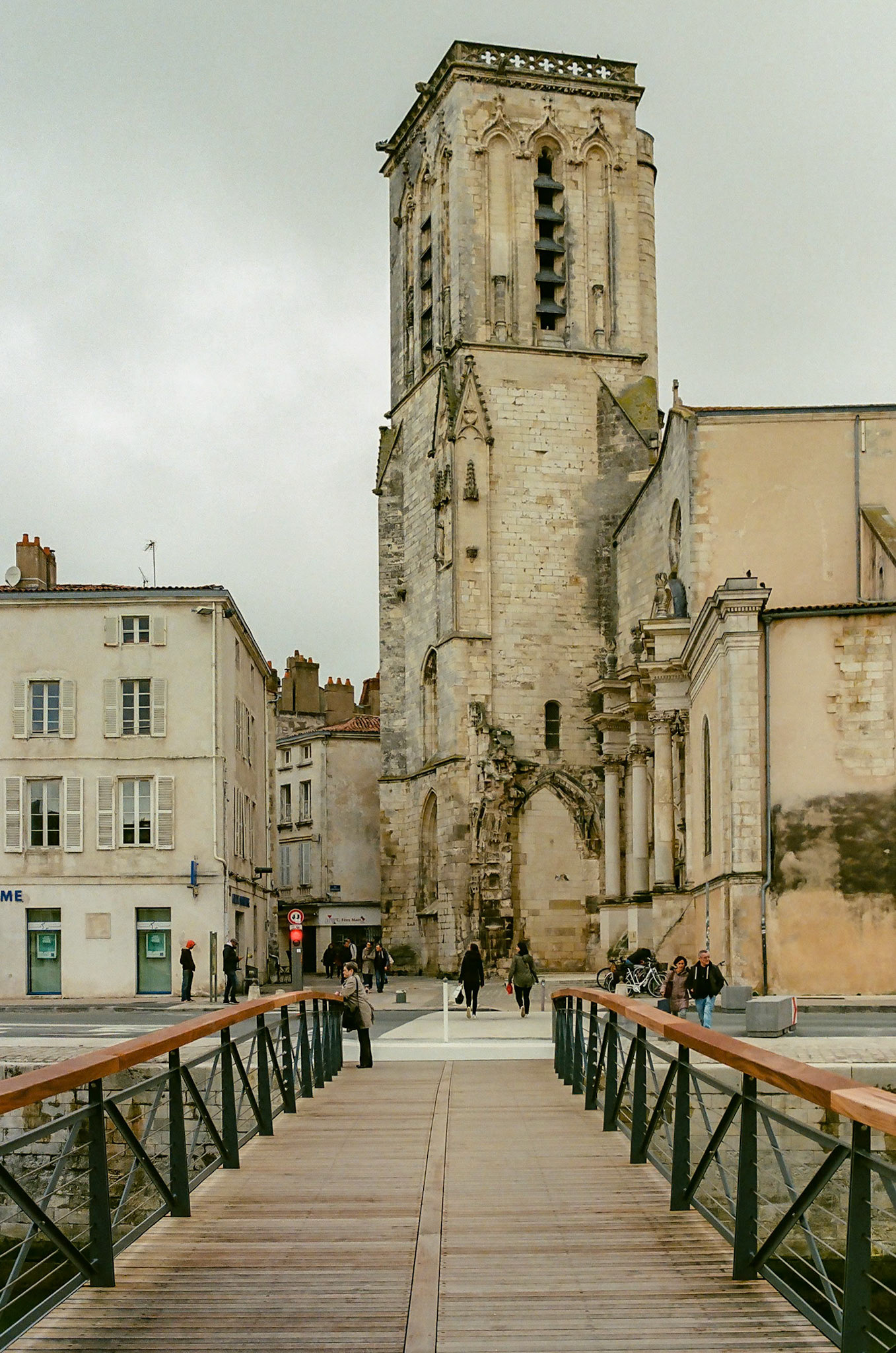 Nikon F100 | La Rochelle - Quai Louis Durand - Eglise Saint-Sauveur