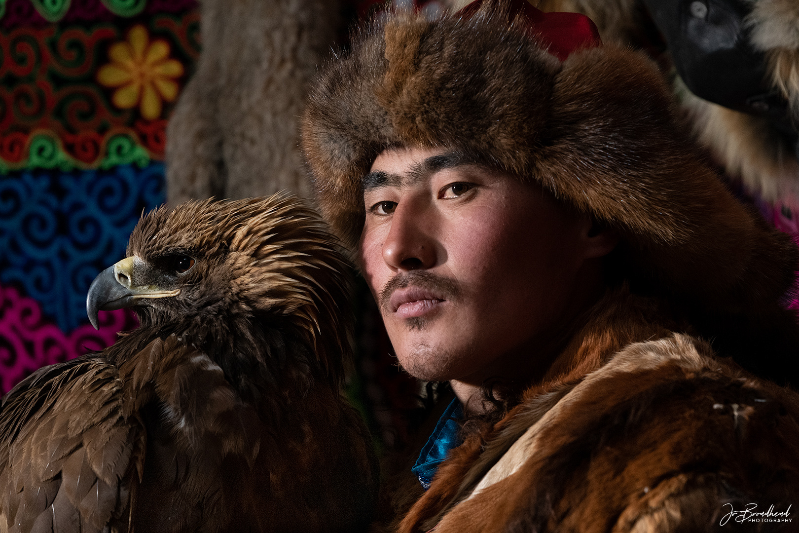 Eagle Hunter & Eagle inside the Get - Mongola